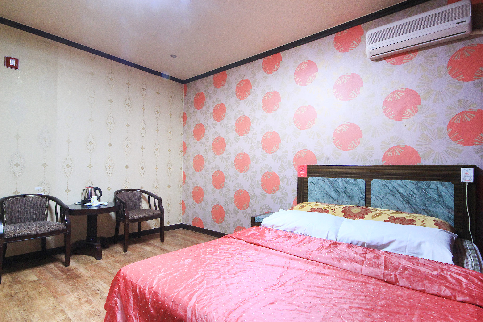 room detail thumbnail 1