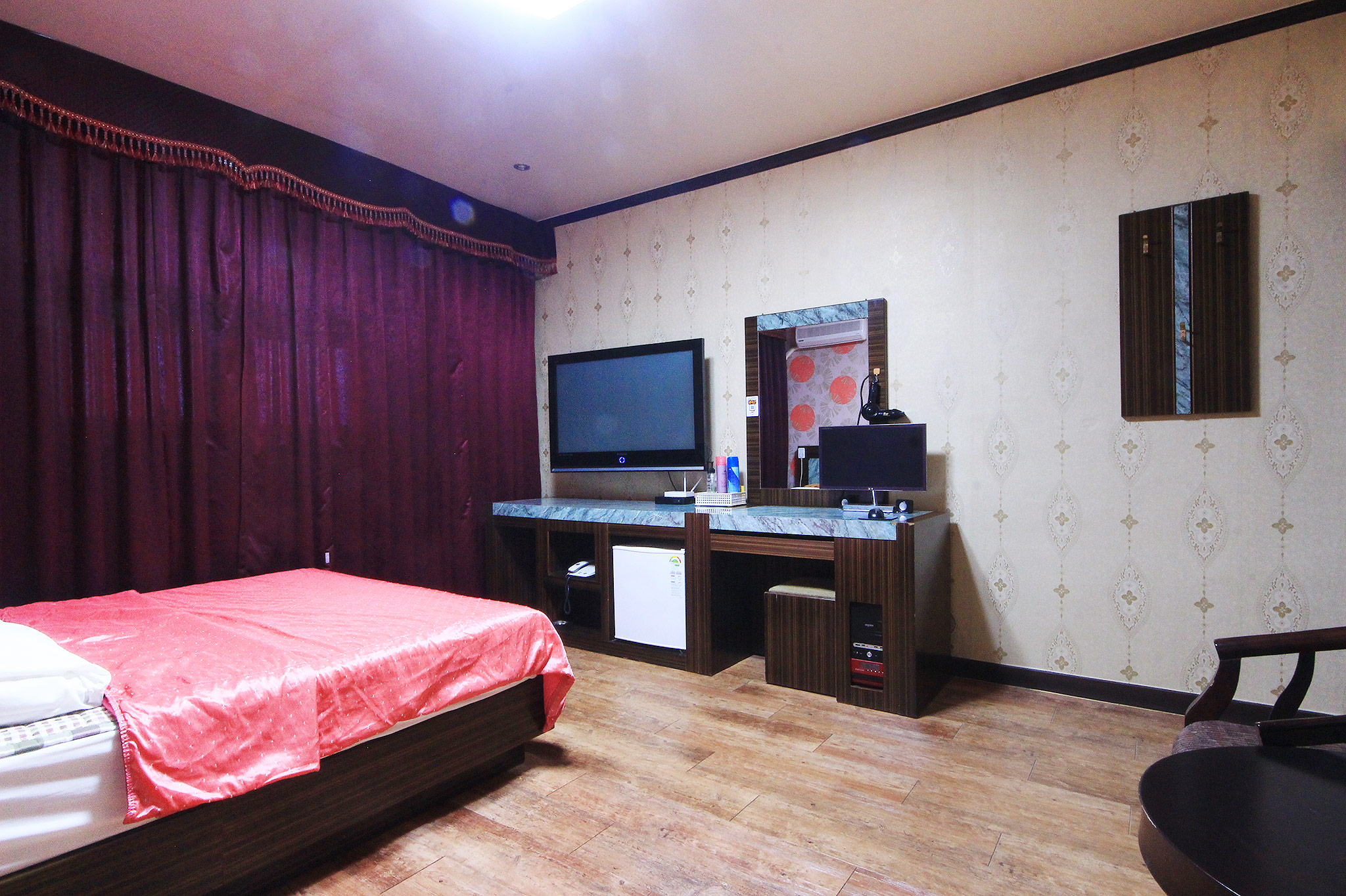 room detail thumbnail 2