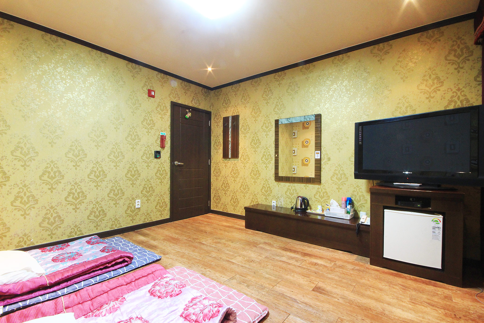 room detail thumbnail 2