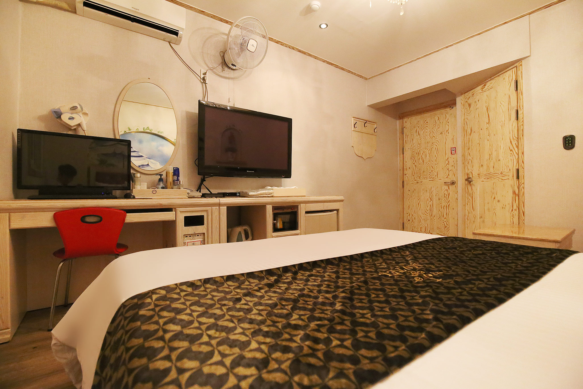 room detail thumbnail 2