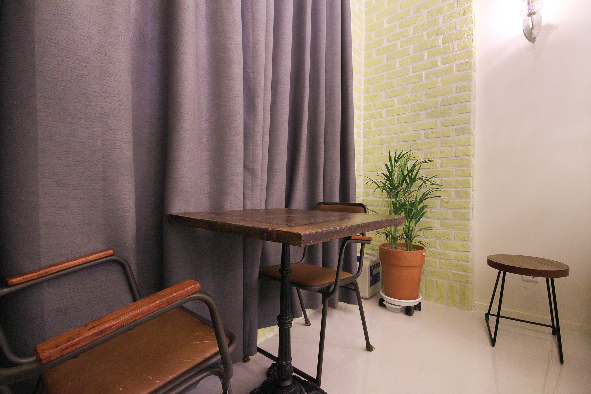 room detail thumbnail 2
