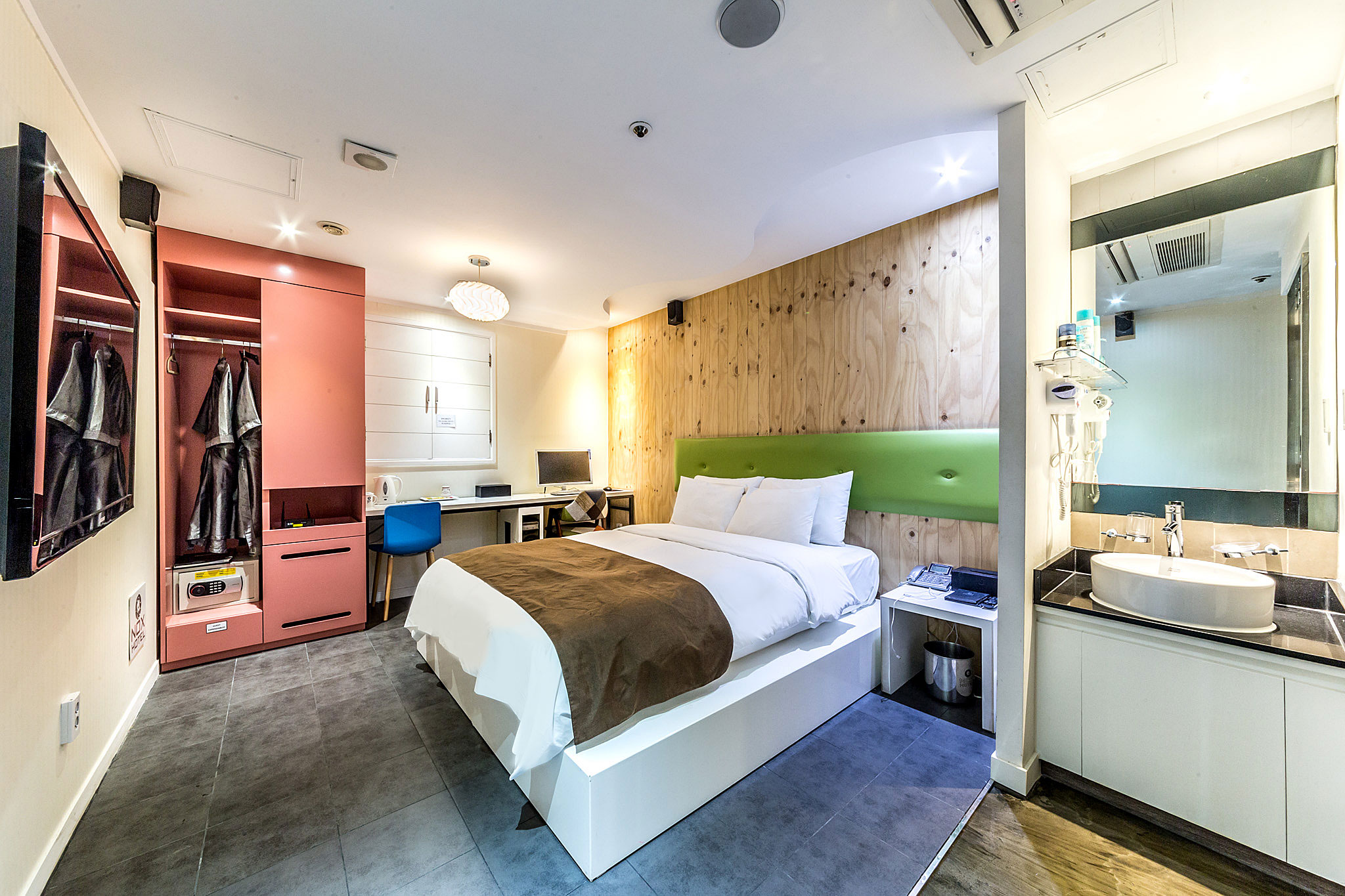 room detail thumbnail 0