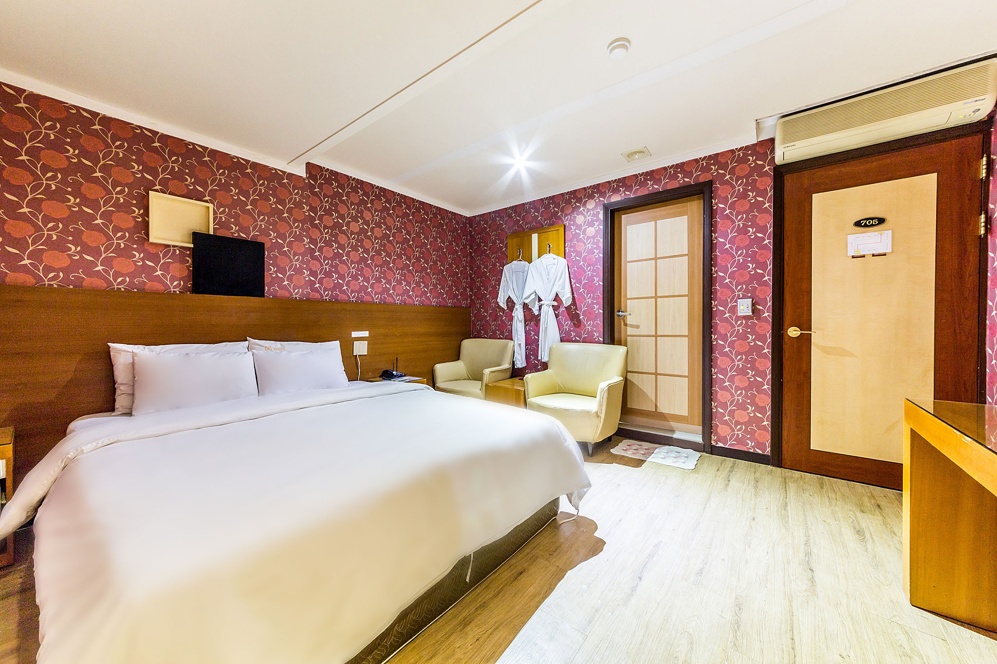 room detail thumbnail 1