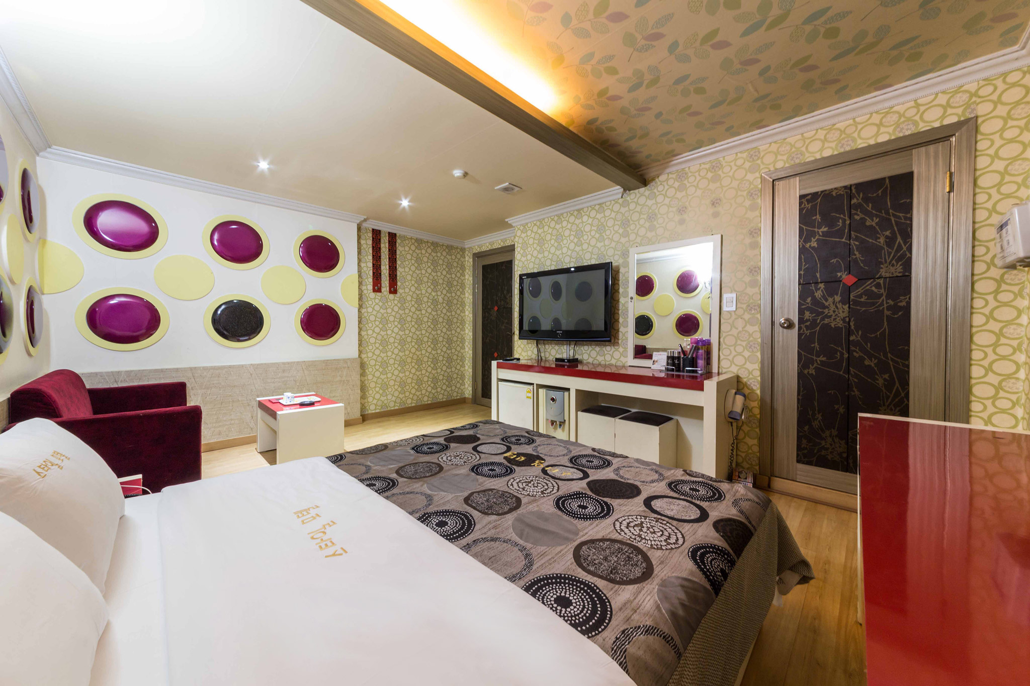 room detail thumbnail 2