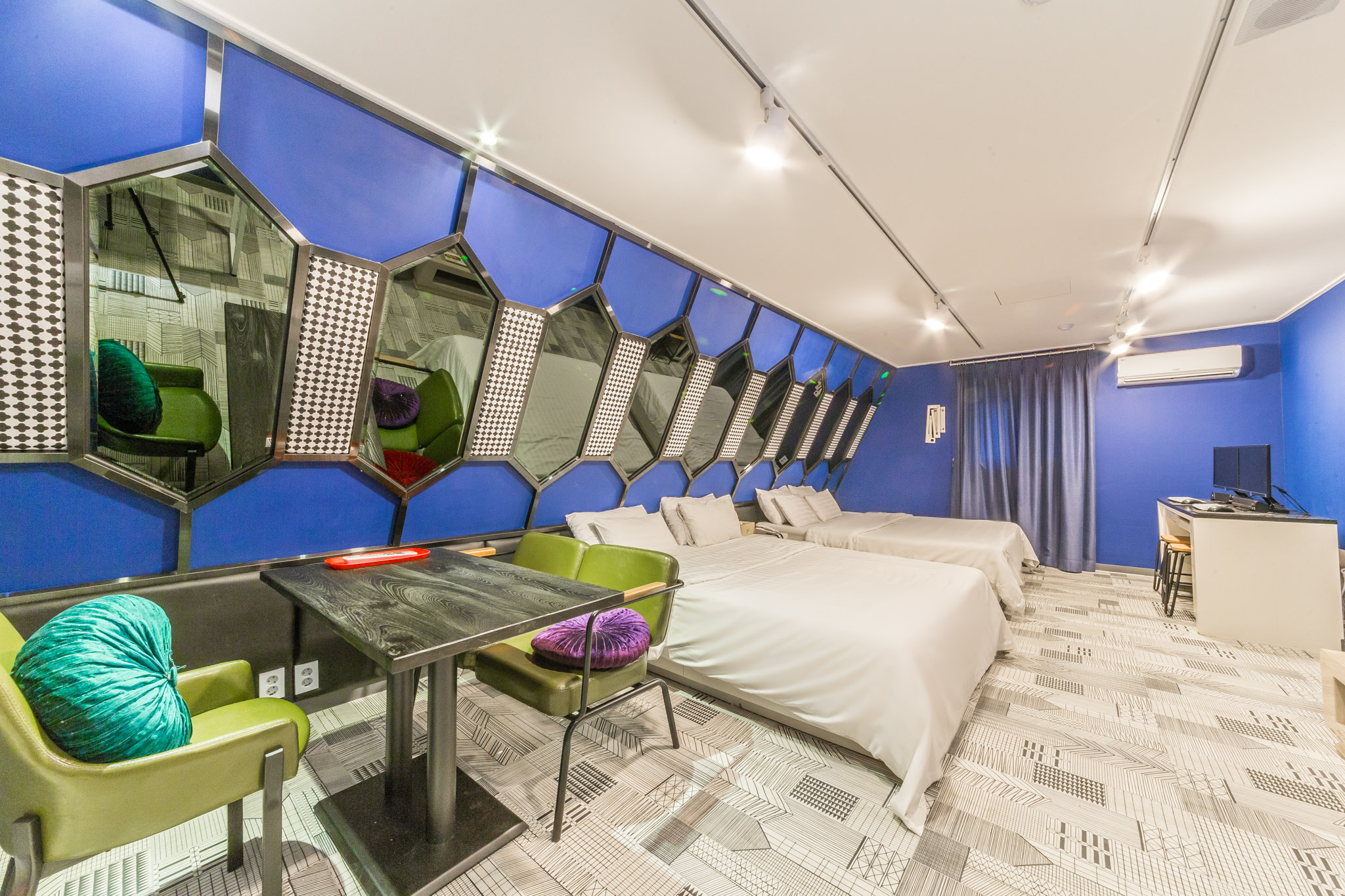 room detail thumbnail 1
