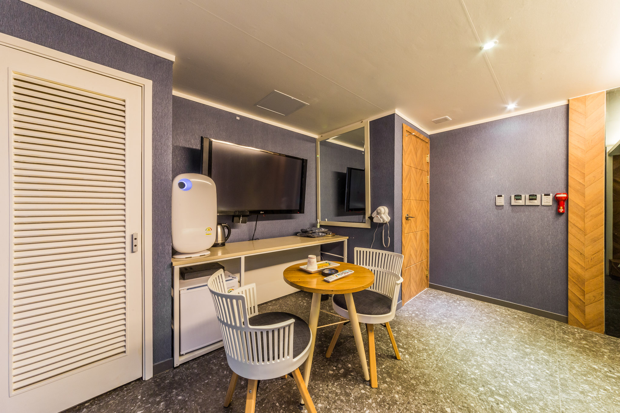 room detail thumbnail 2