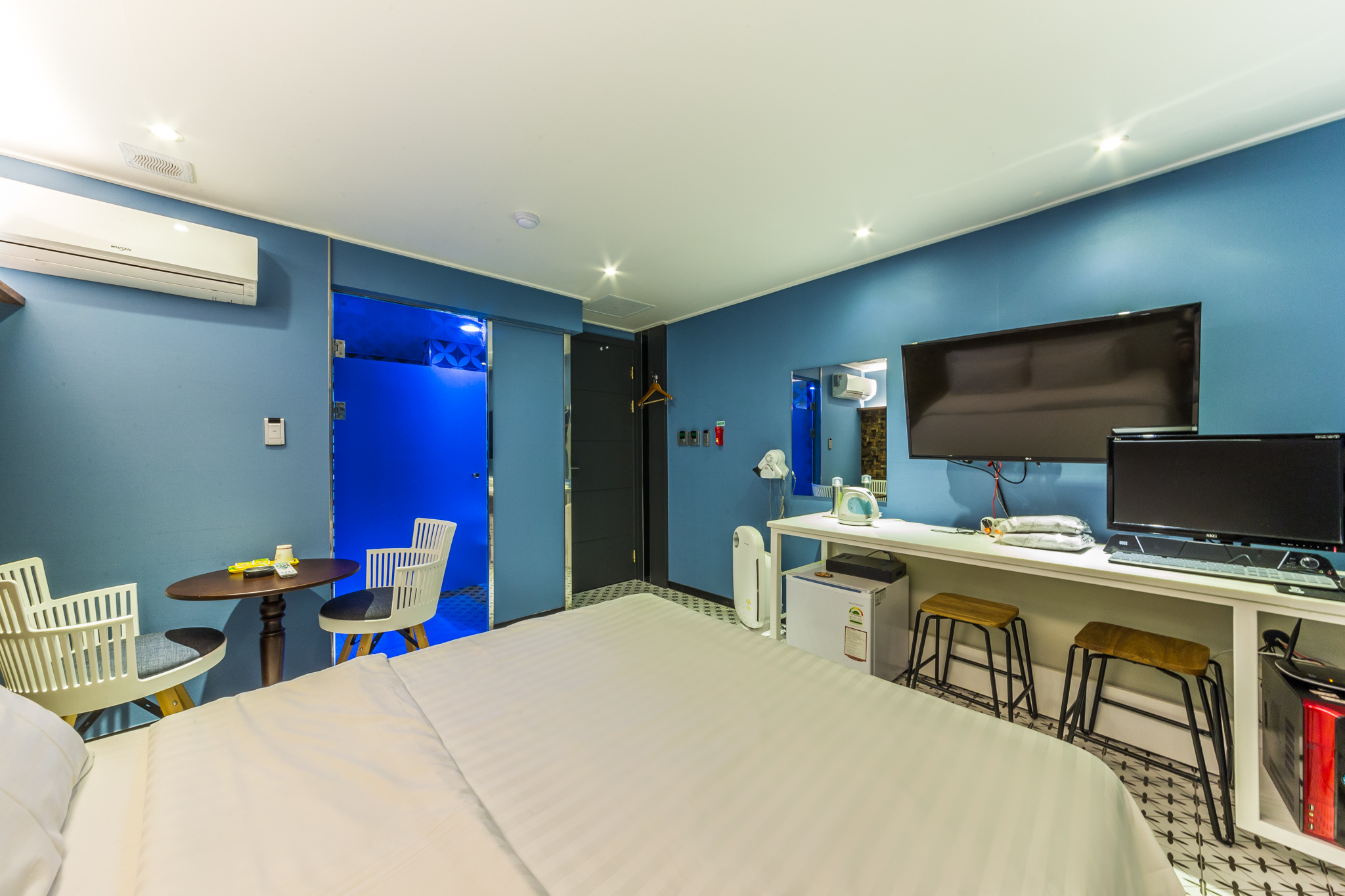 room detail thumbnail 2