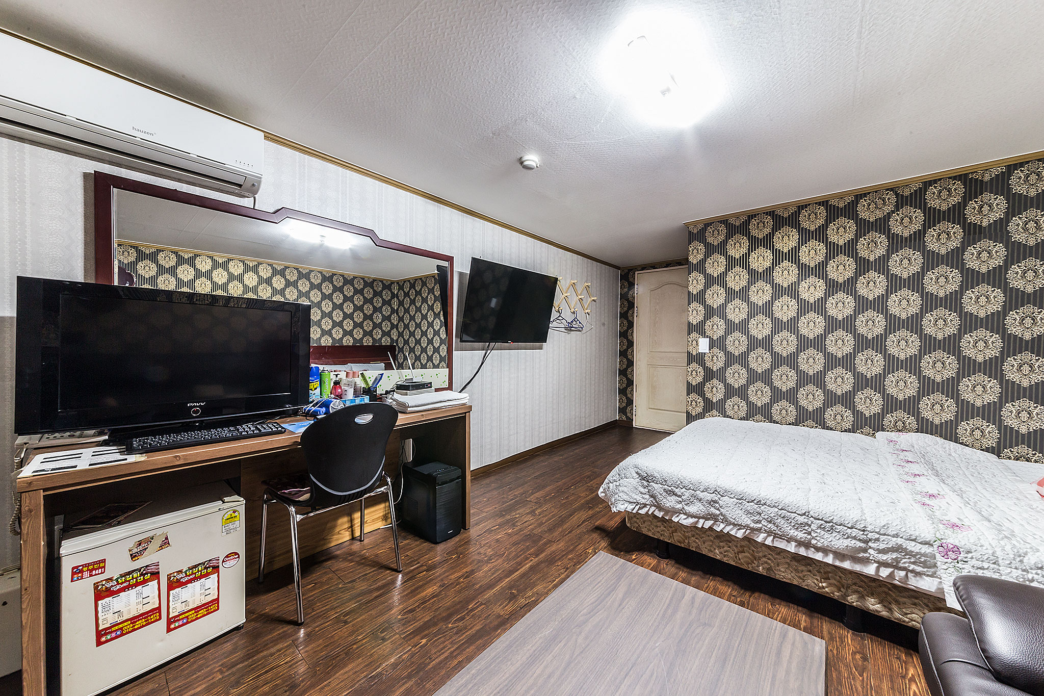 room detail thumbnail 2