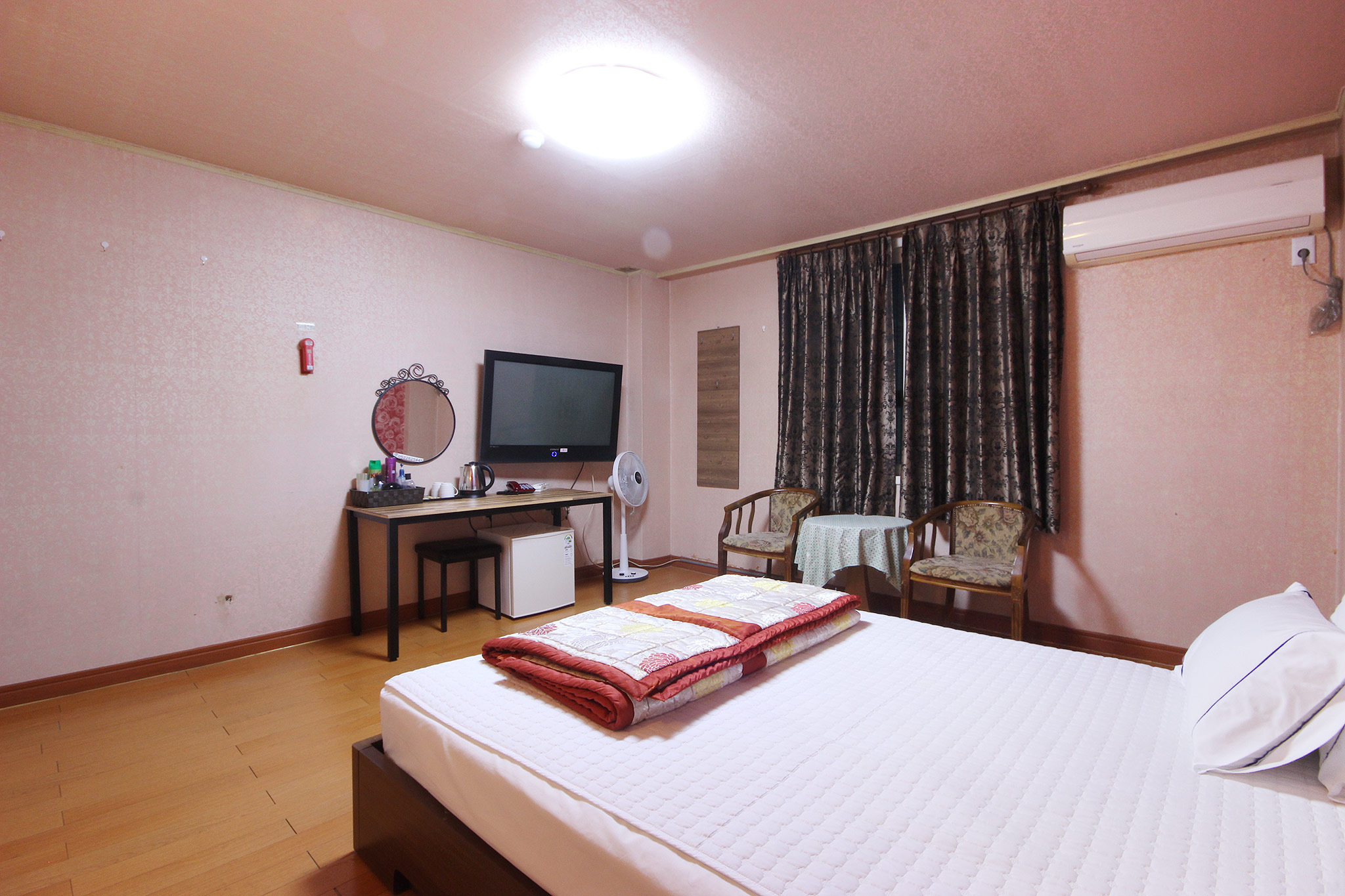 room detail thumbnail 2