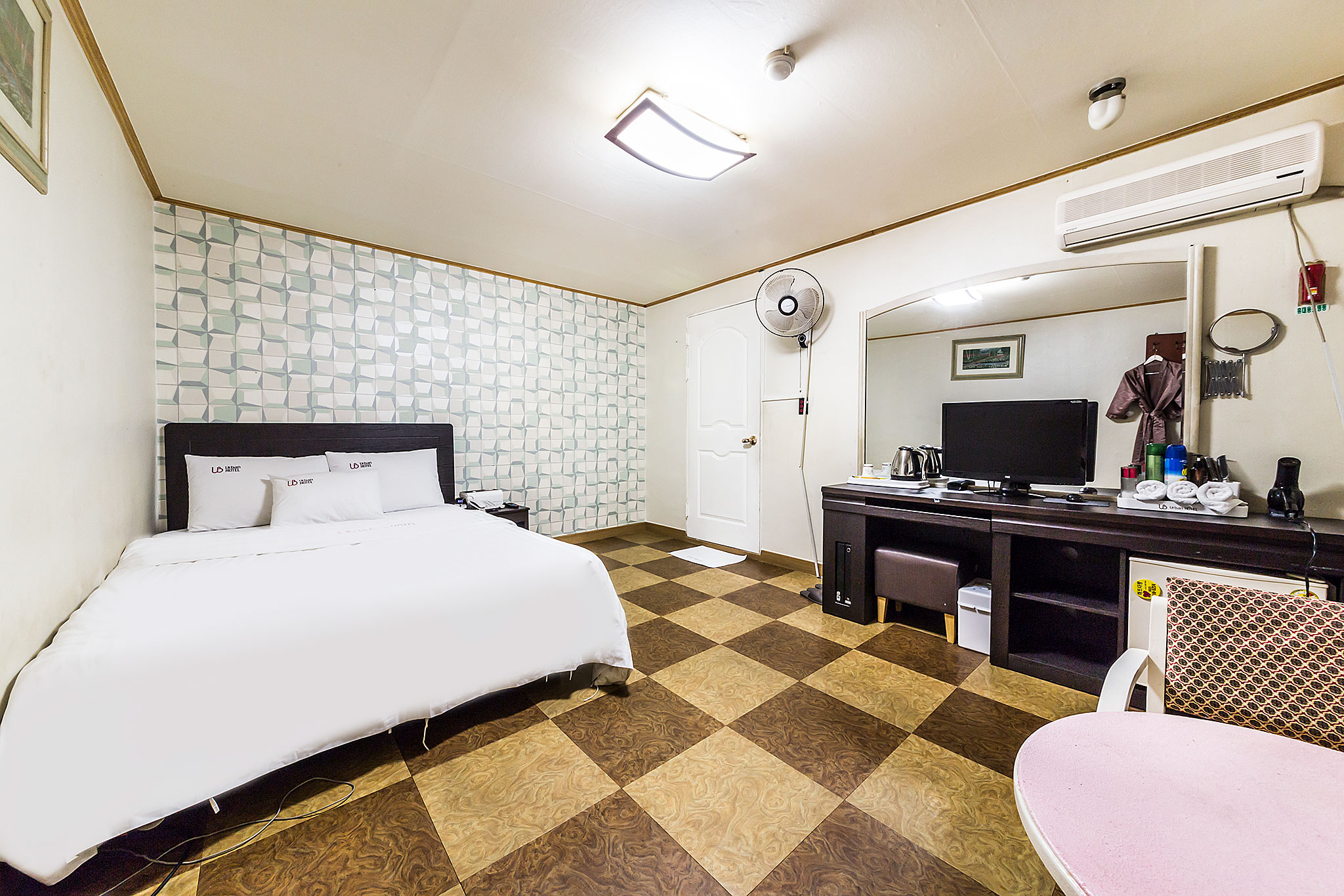 room detail thumbnail 2