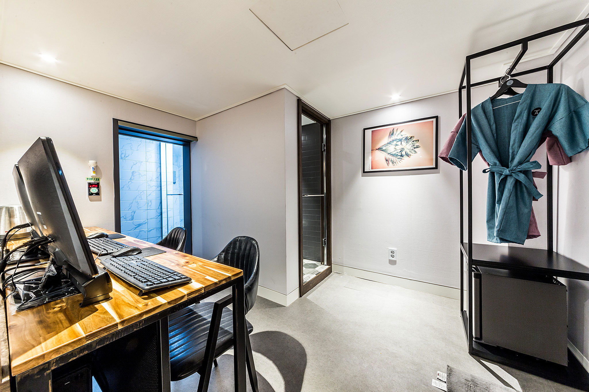 room detail thumbnail 2