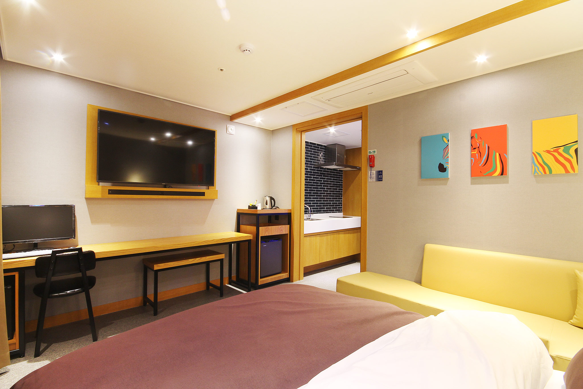 room detail thumbnail 2