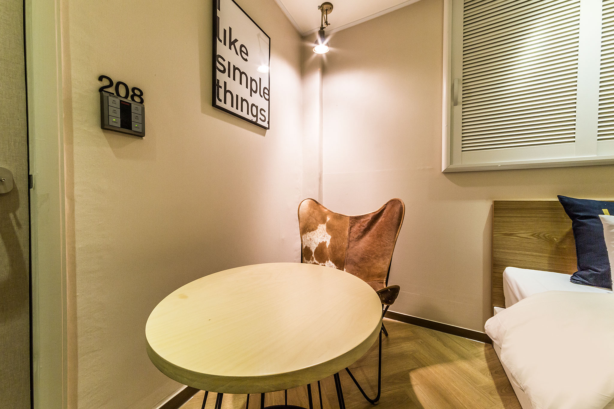 room detail thumbnail 1