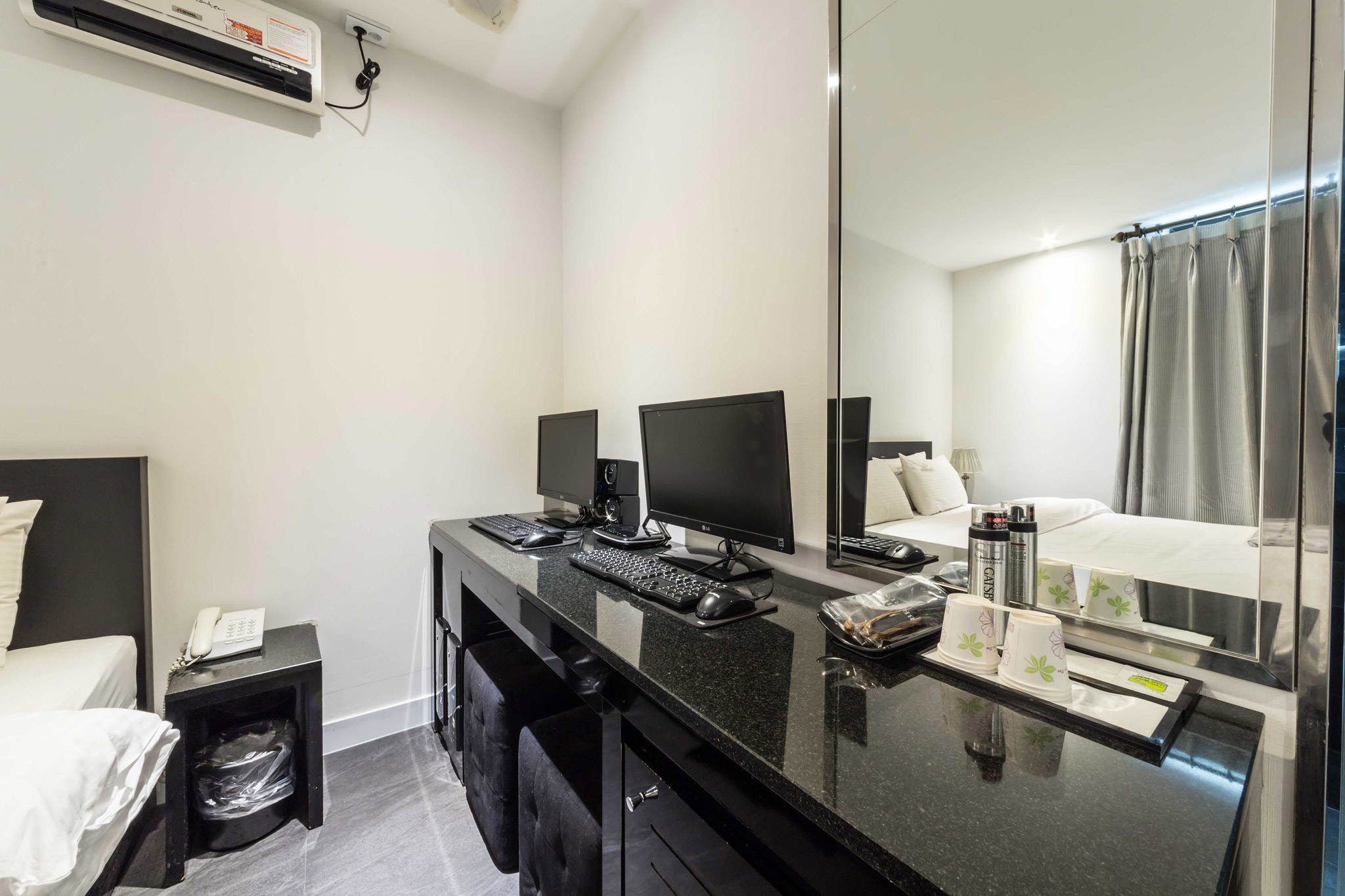 room detail thumbnail 1