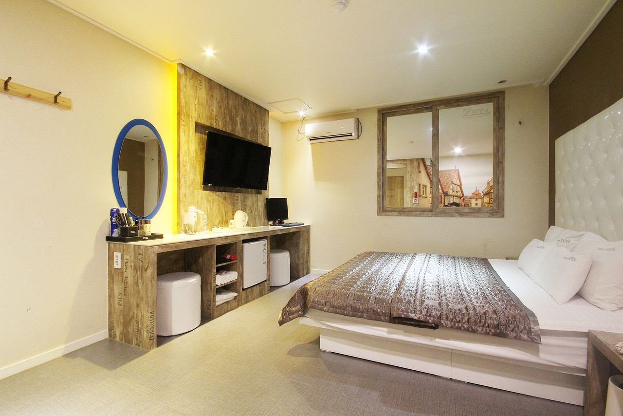 room detail thumbnail 2