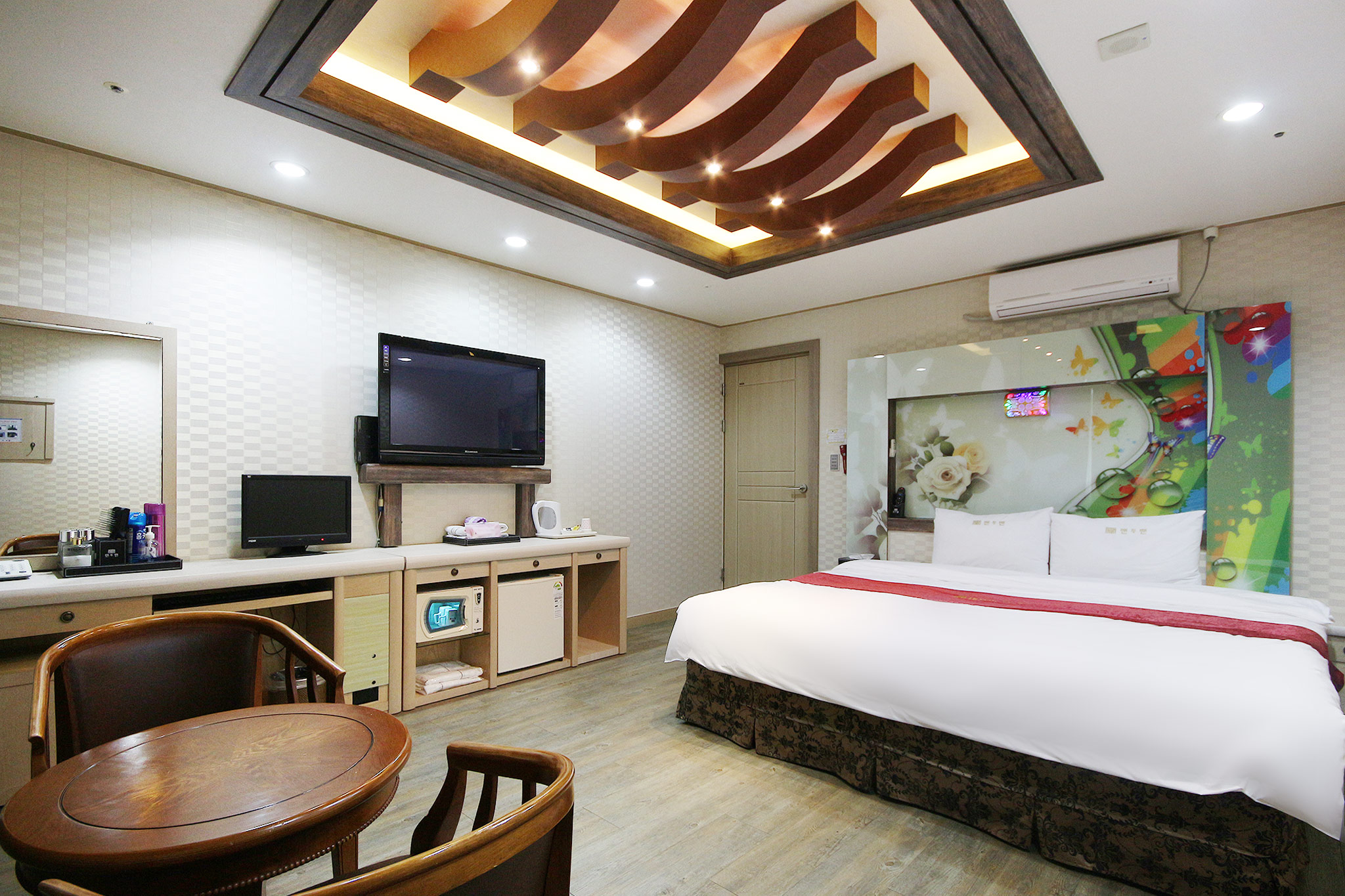 room detail thumbnail 0