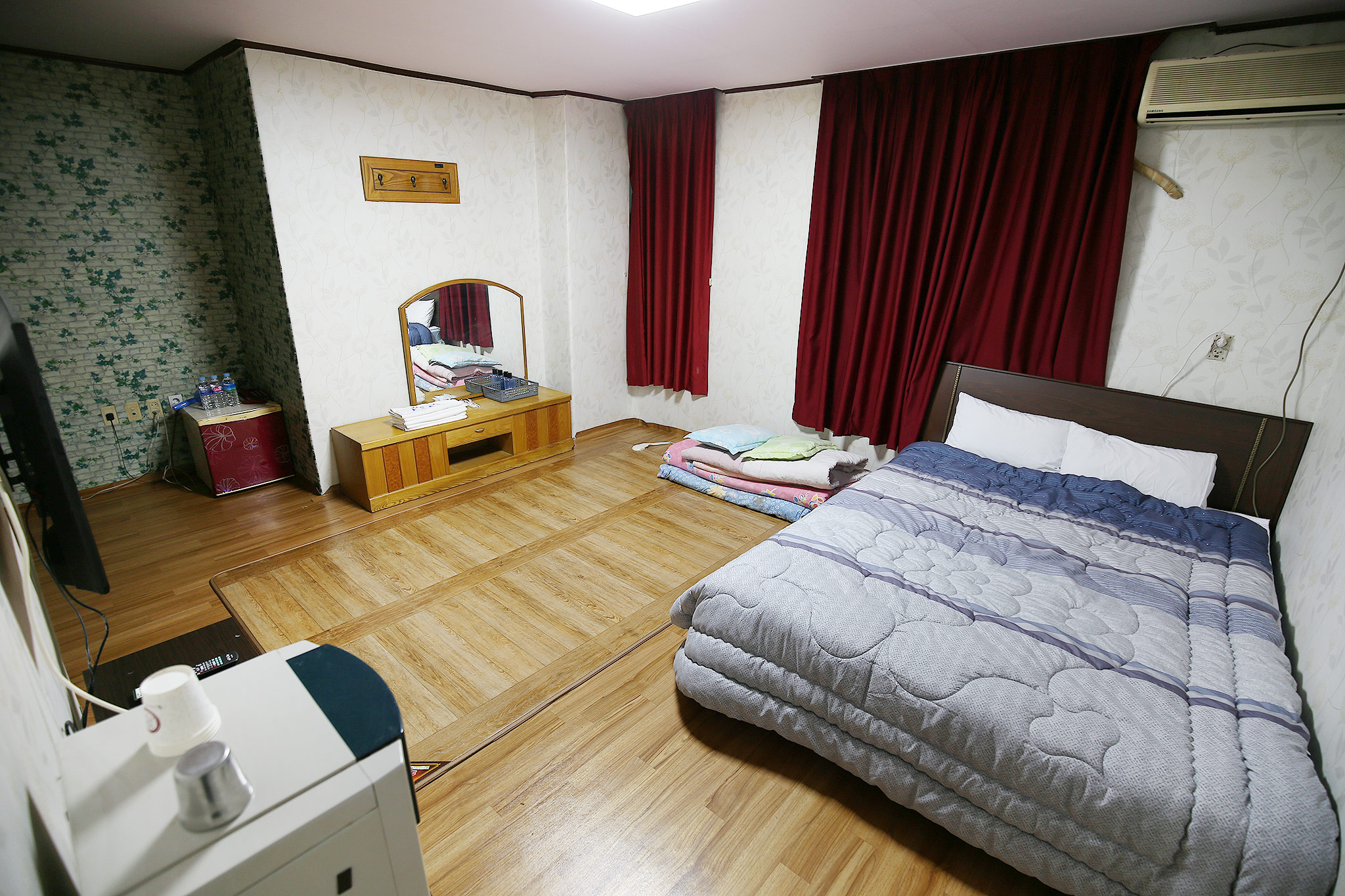 room detail thumbnail 1
