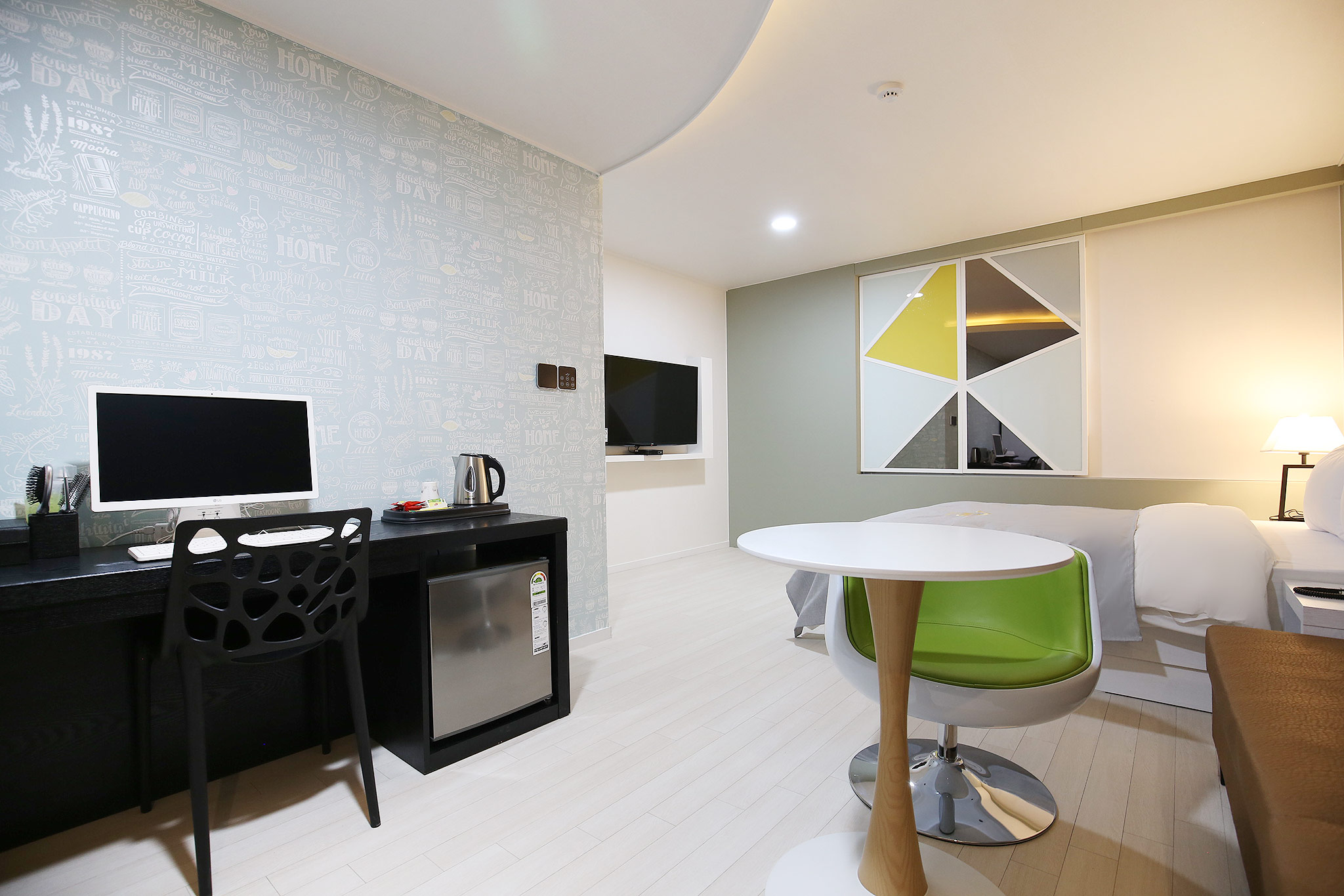 room detail thumbnail 2