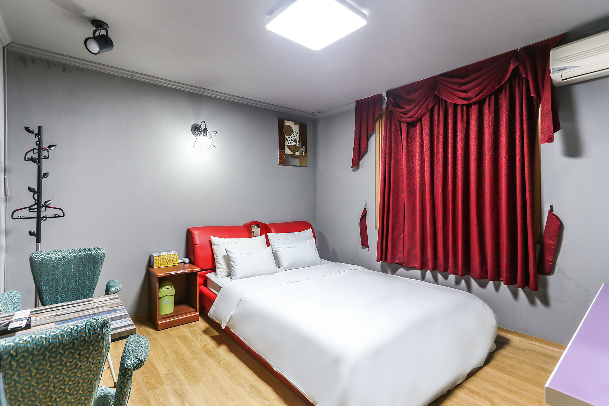 room detail thumbnail 2