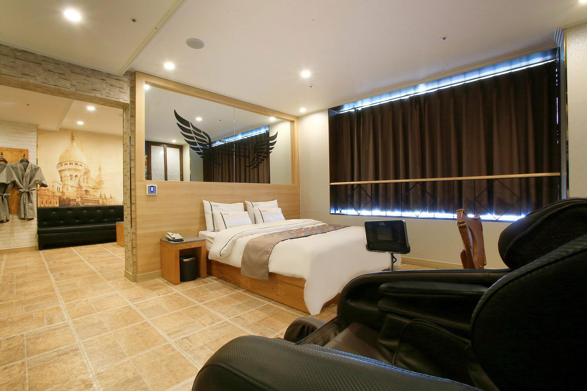 room detail thumbnail 2