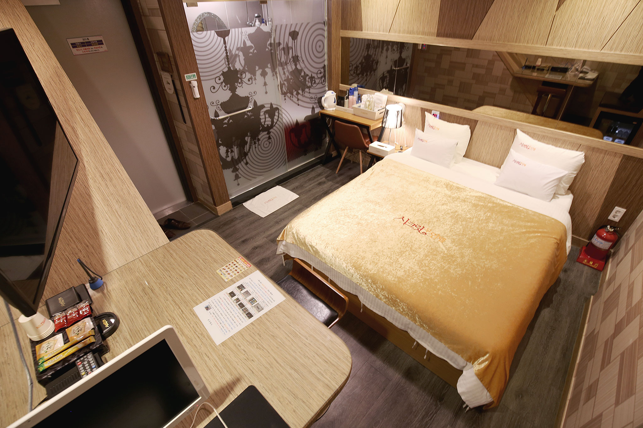 room detail thumbnail 2