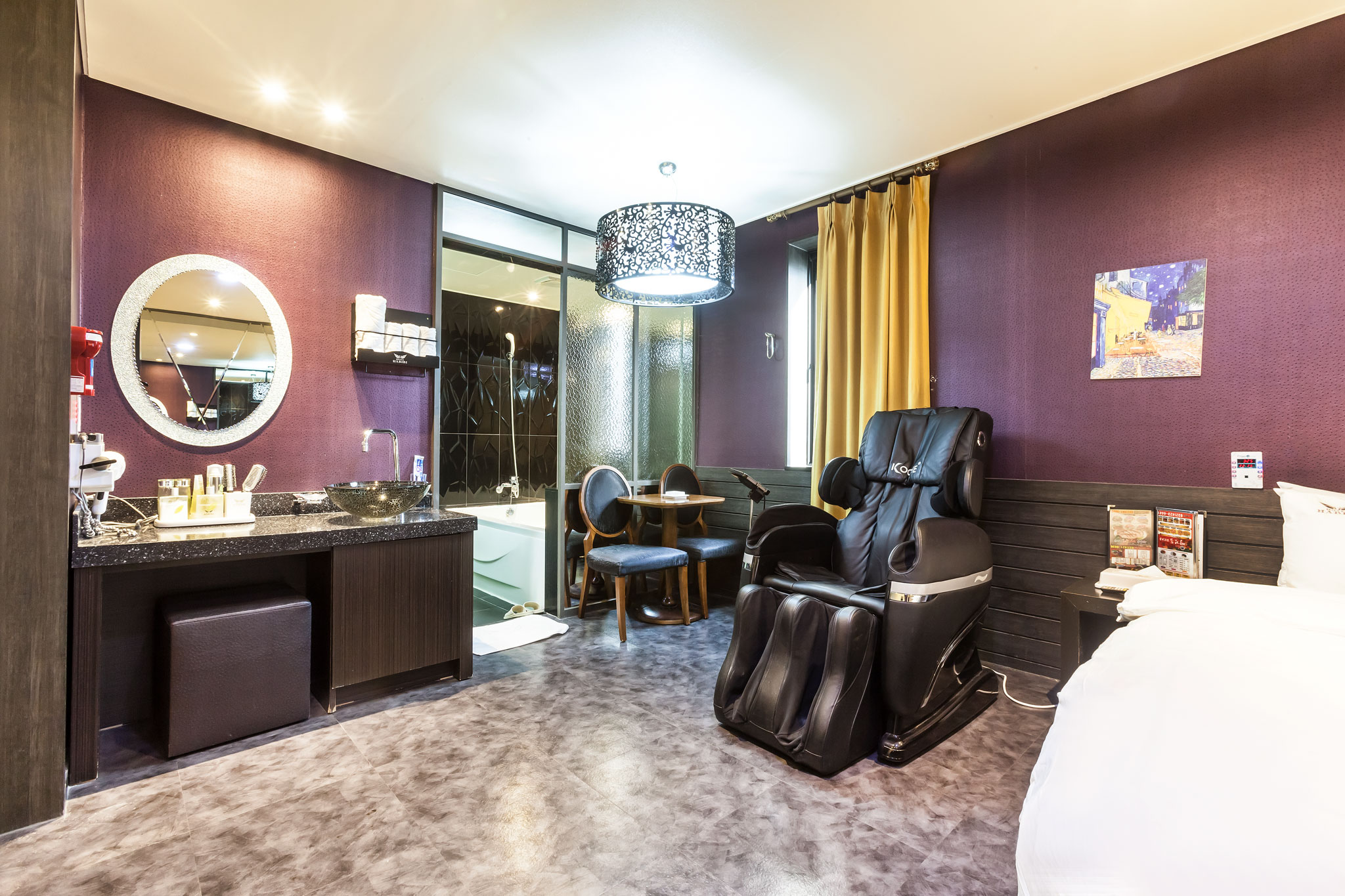 room detail thumbnail 2