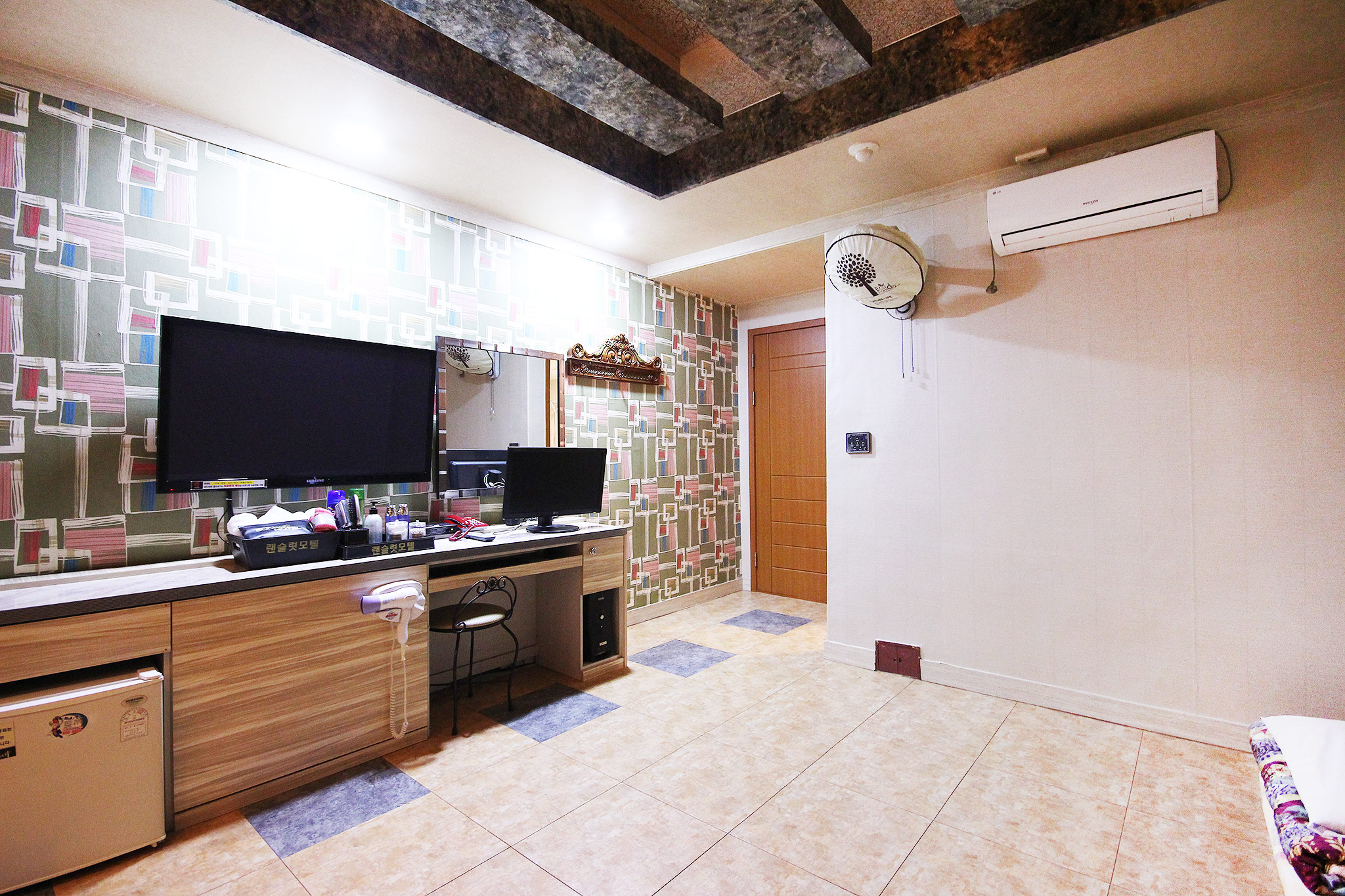 room detail thumbnail 2