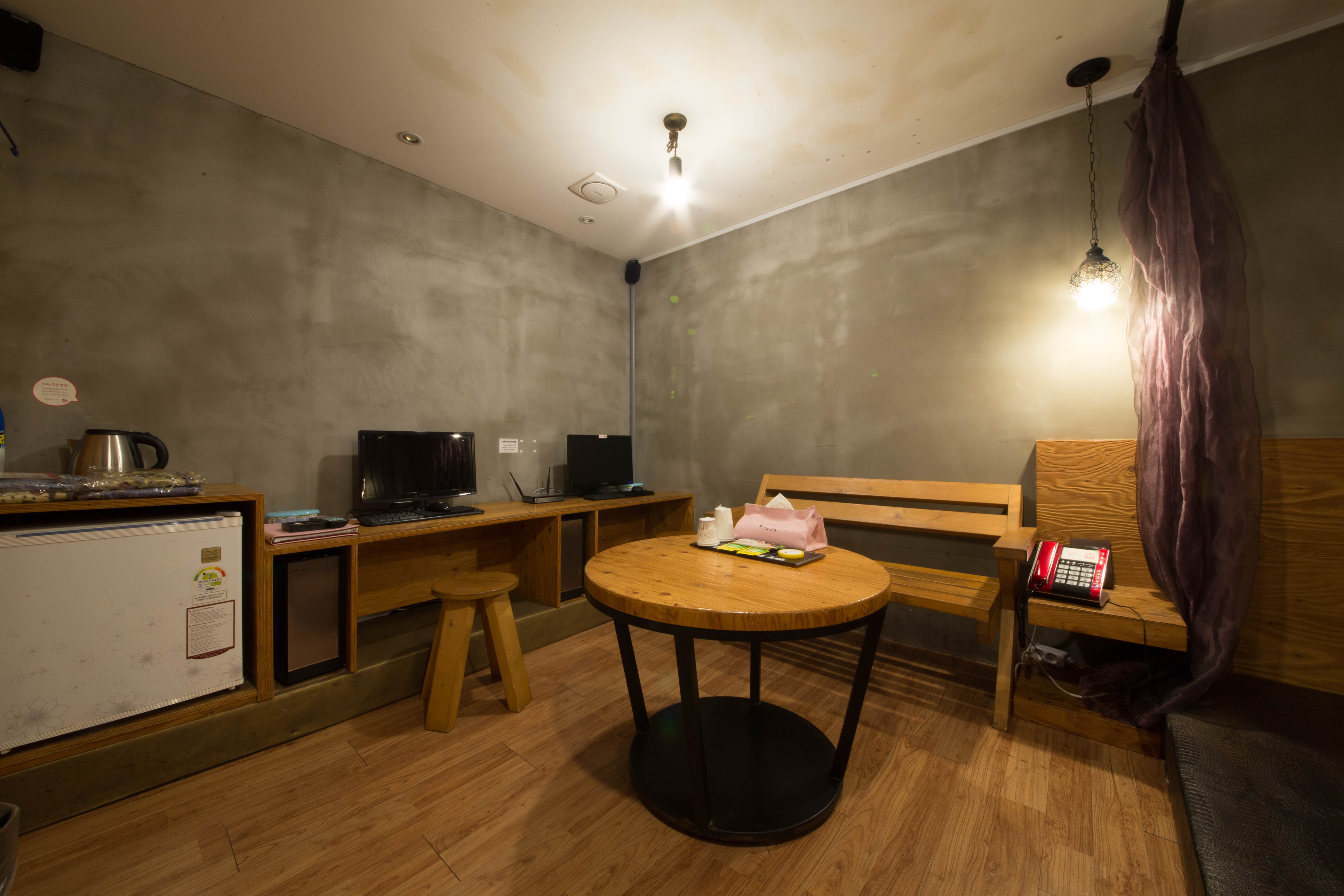 room detail thumbnail 1