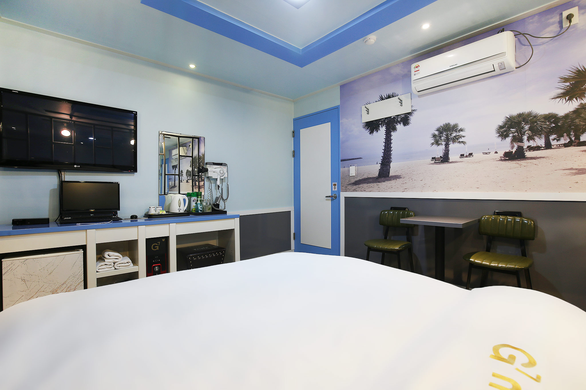 room detail thumbnail 2