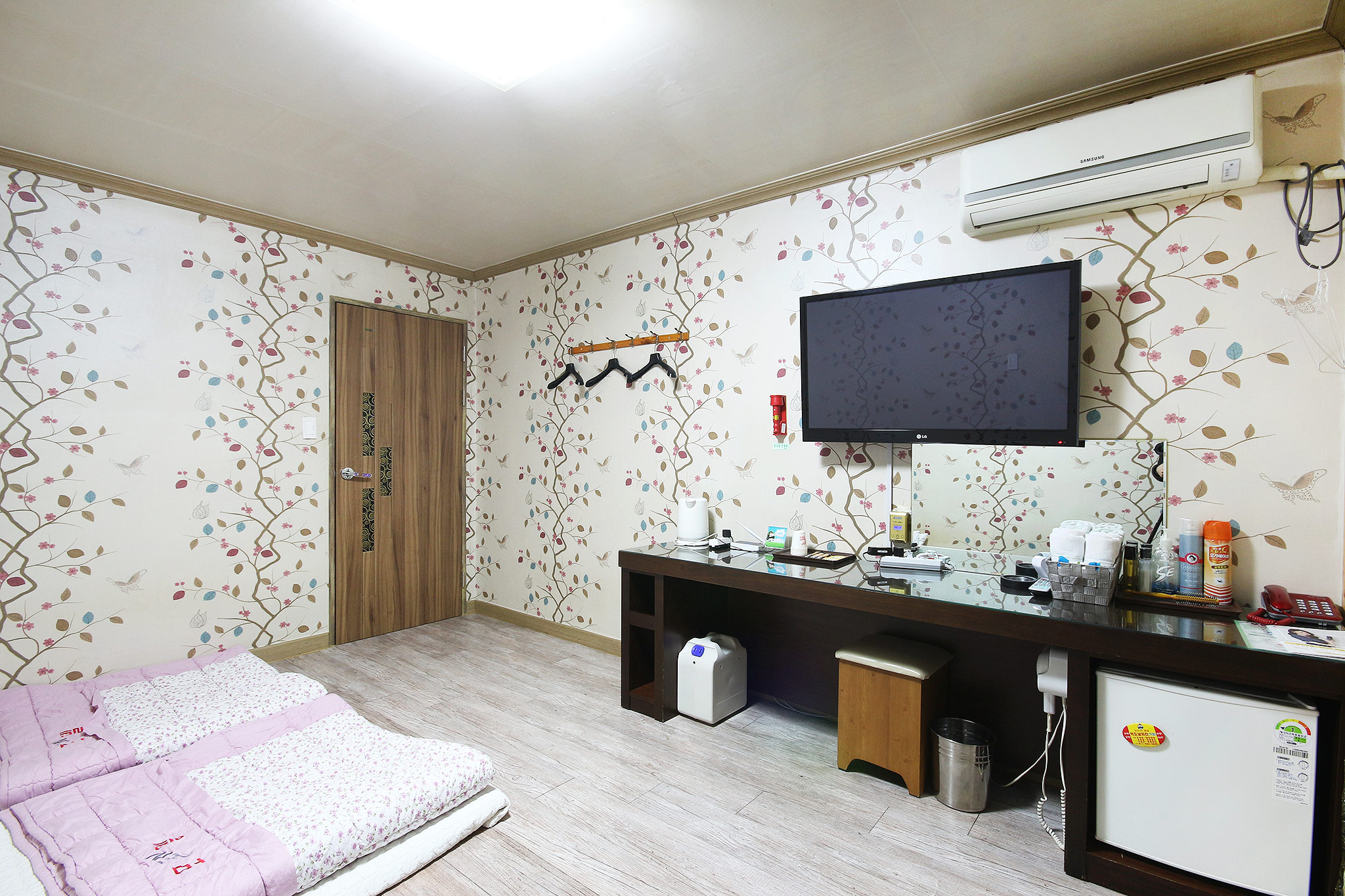 room detail thumbnail 2