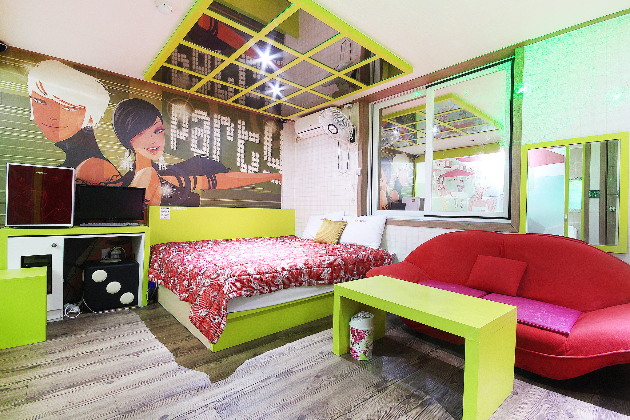 room detail thumbnail 2
