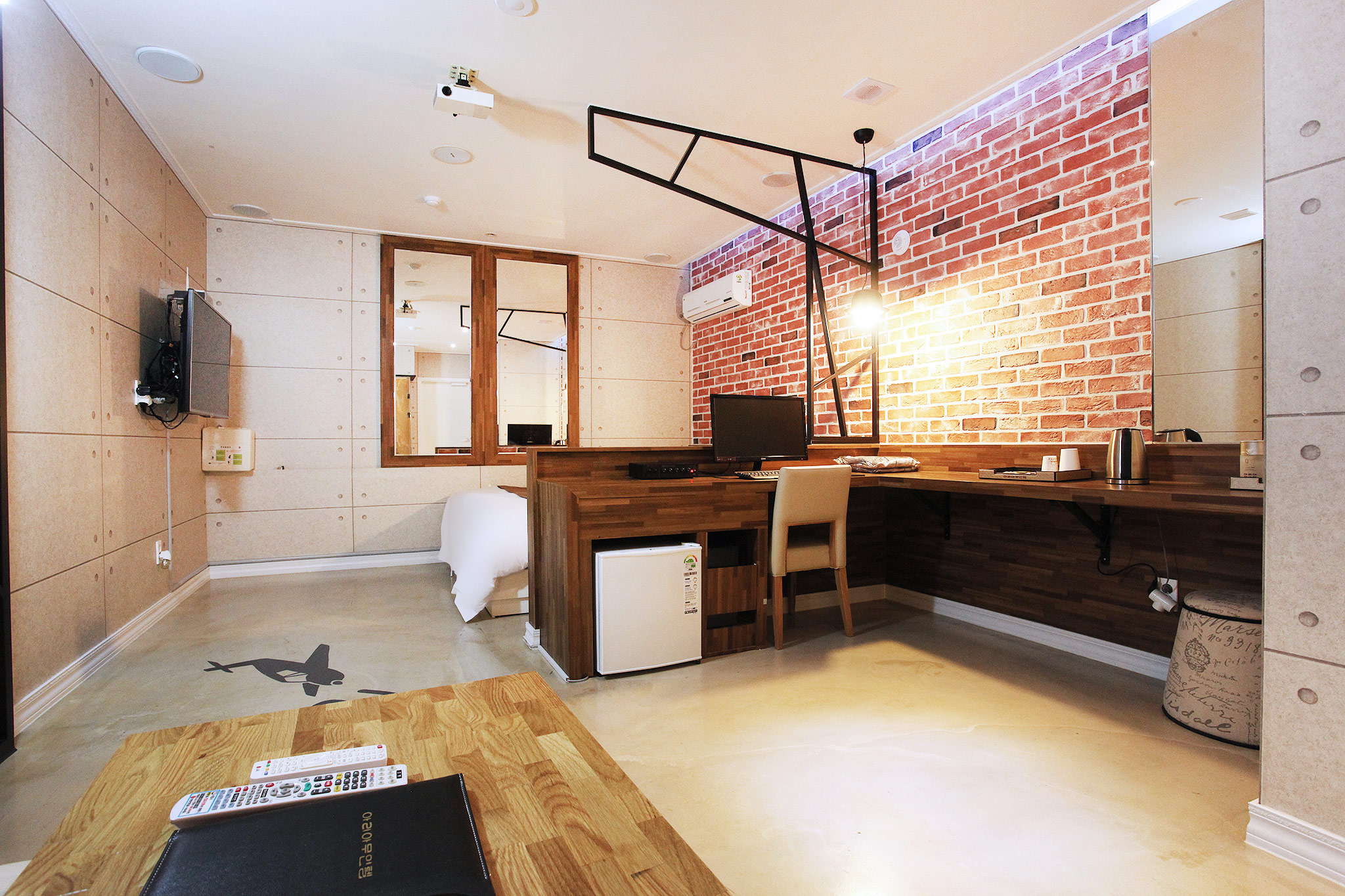 room detail thumbnail 2