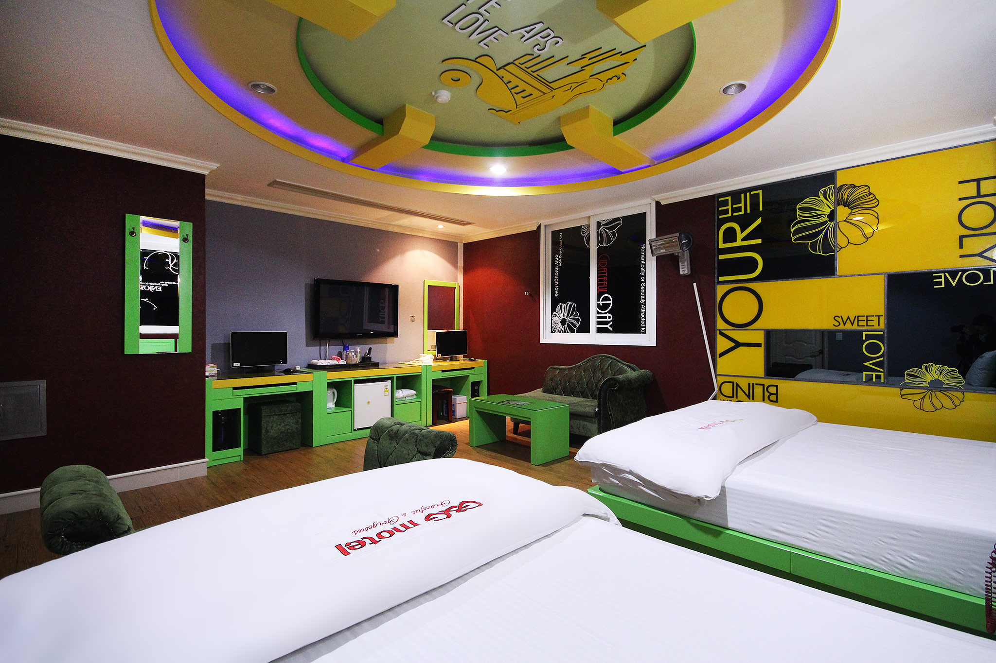 room detail thumbnail 1