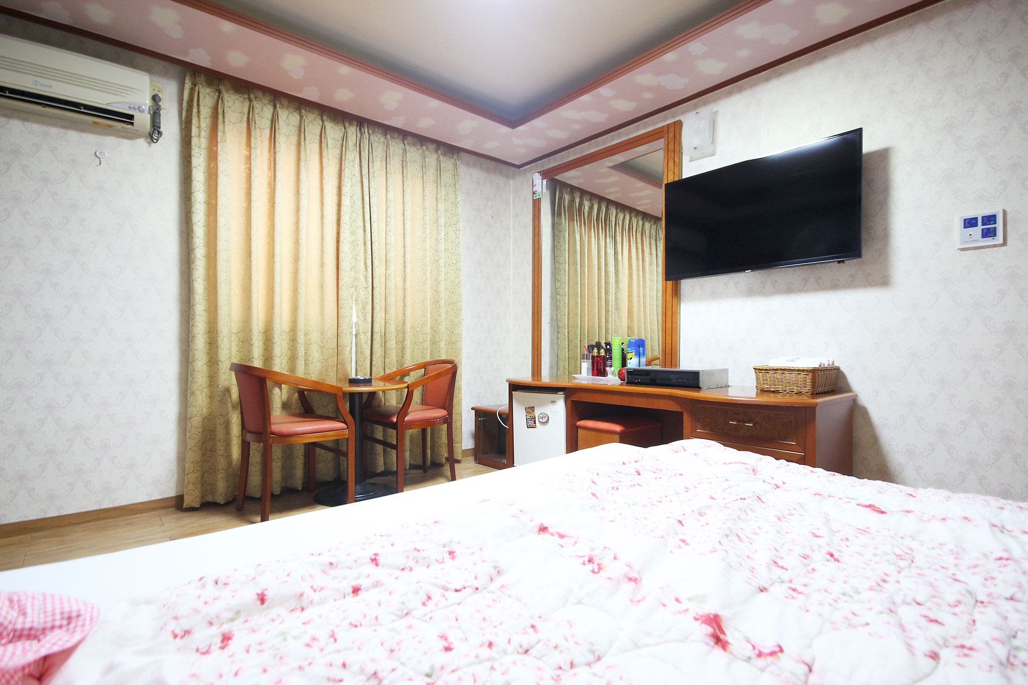 room detail thumbnail 1