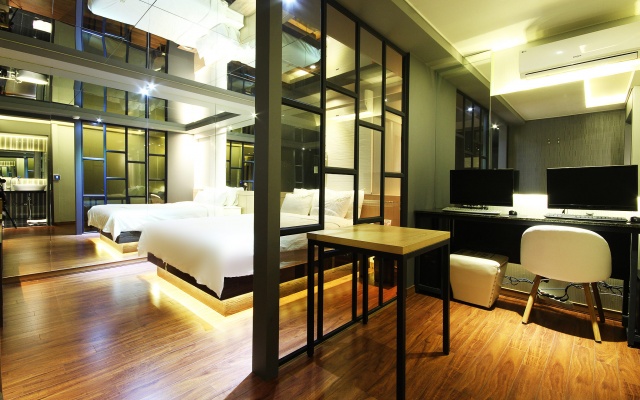 room detail thumbnail 1