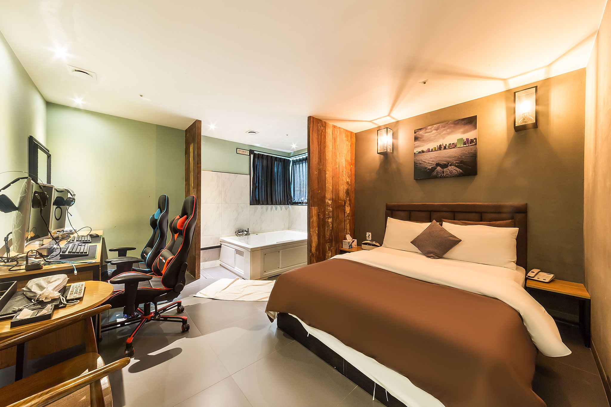 room detail thumbnail 0
