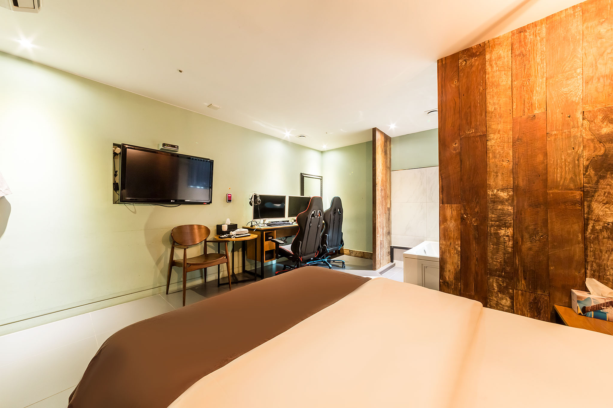 room detail thumbnail 1