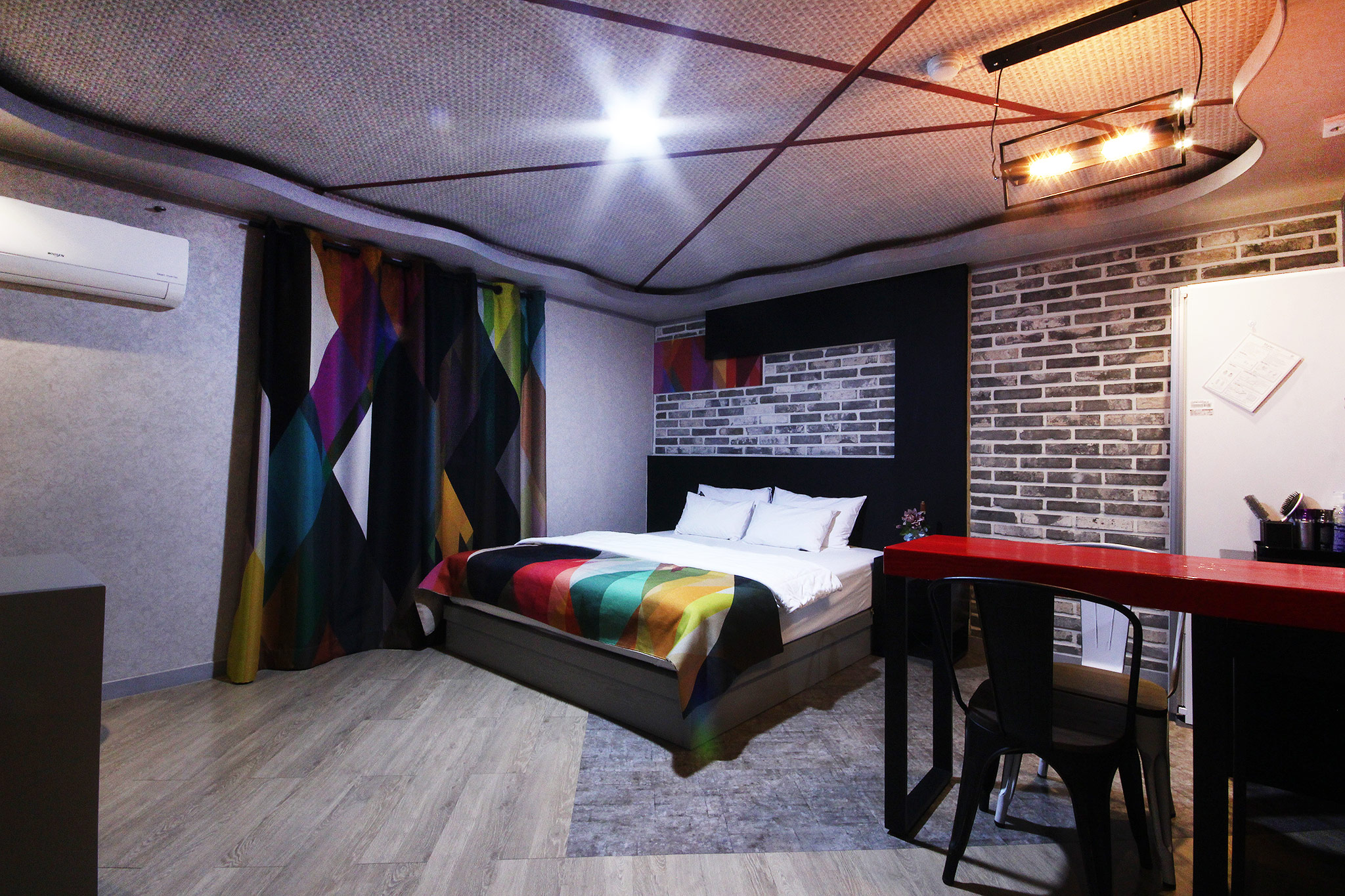 room detail thumbnail 2