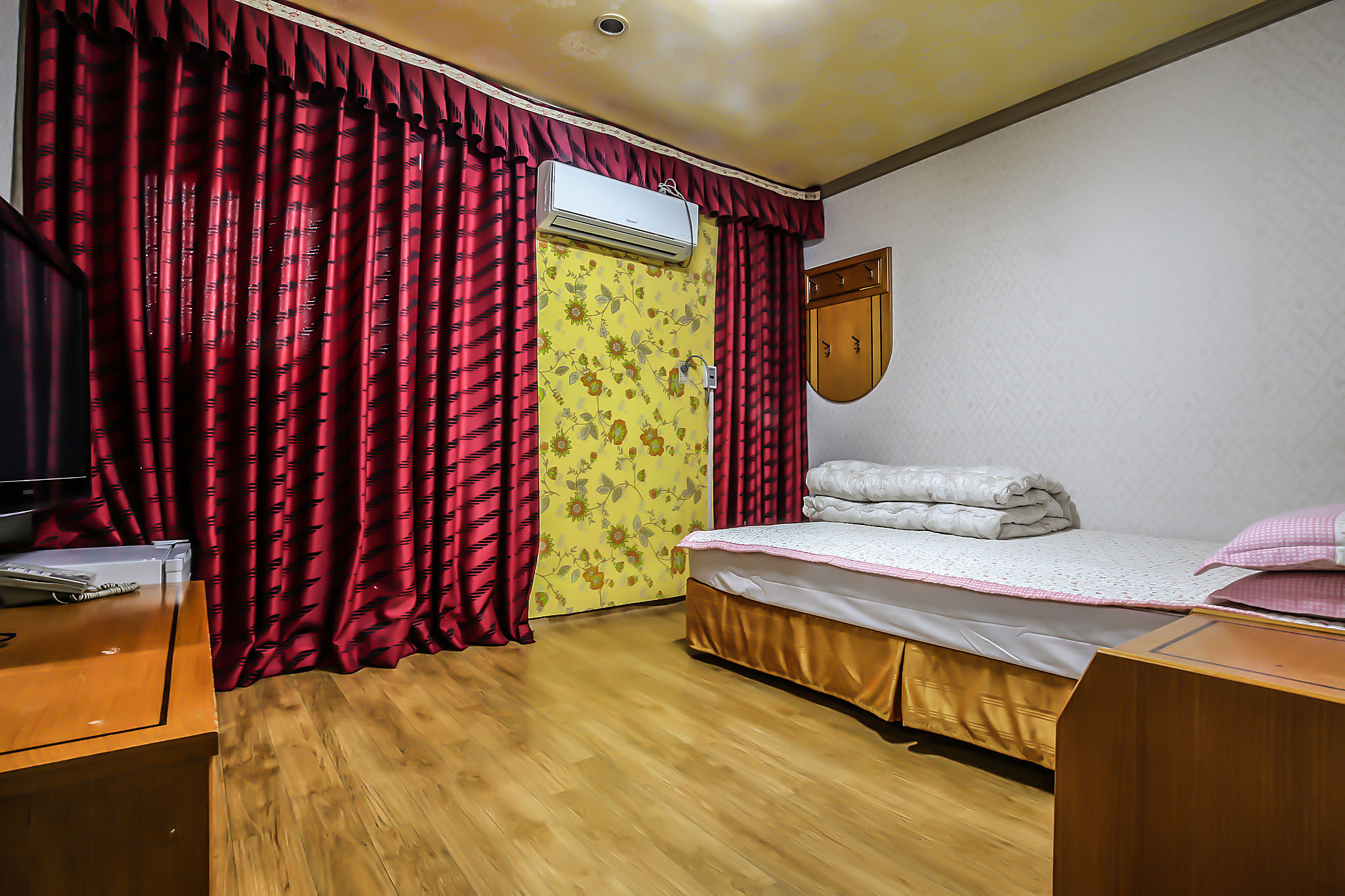 room detail thumbnail 2