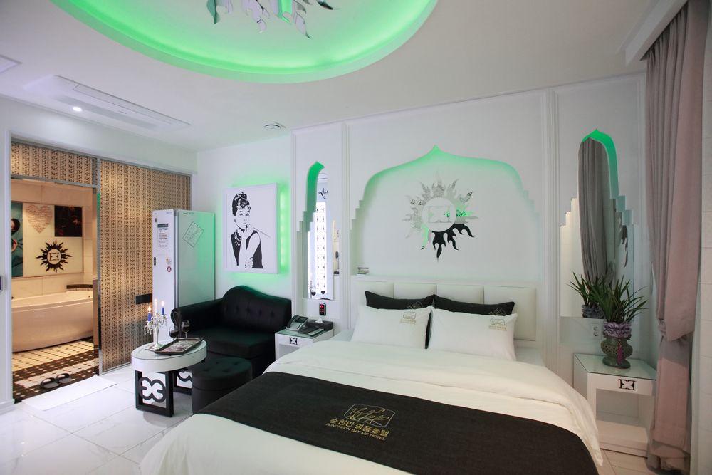 room detail thumbnail 2