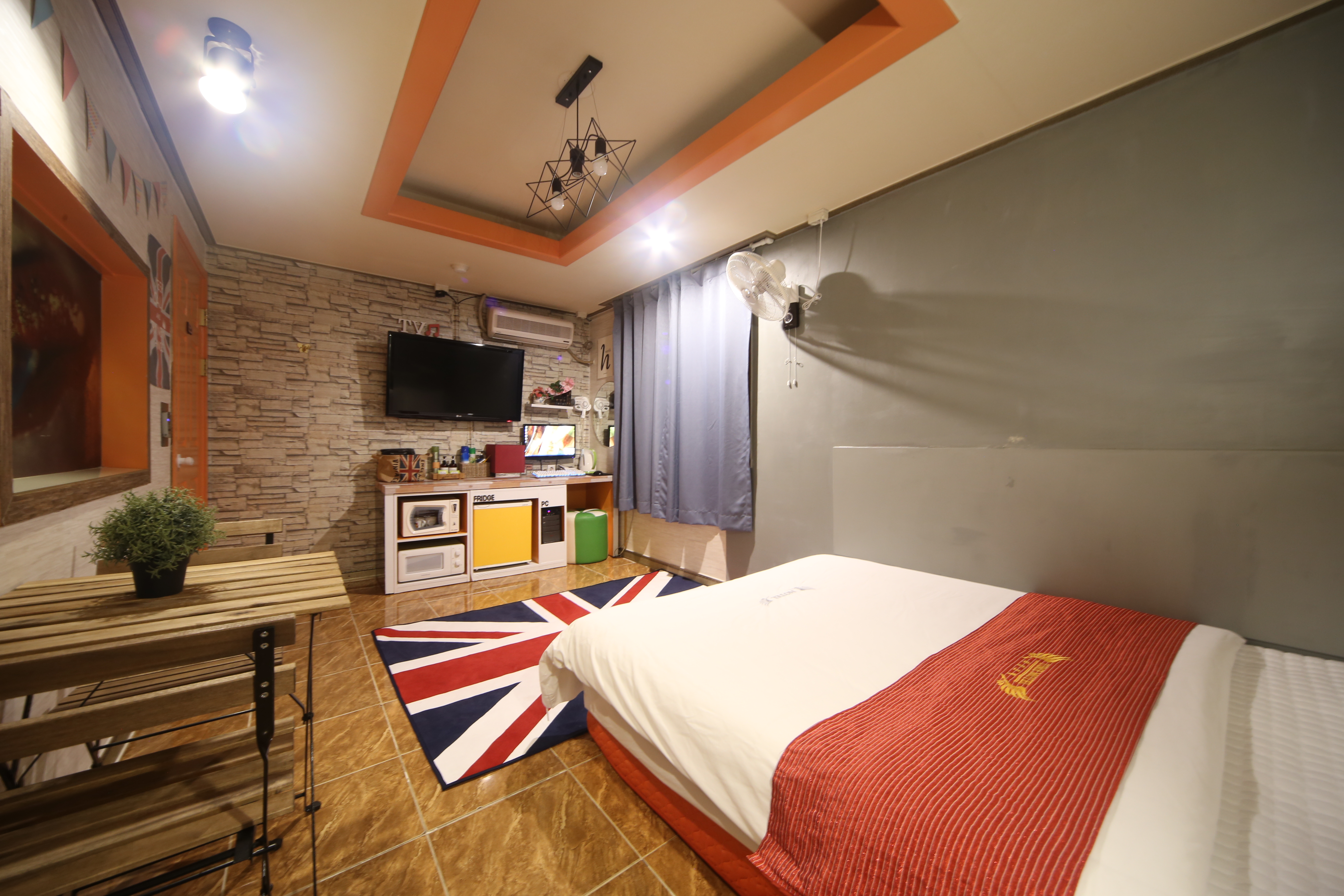 room detail thumbnail 2