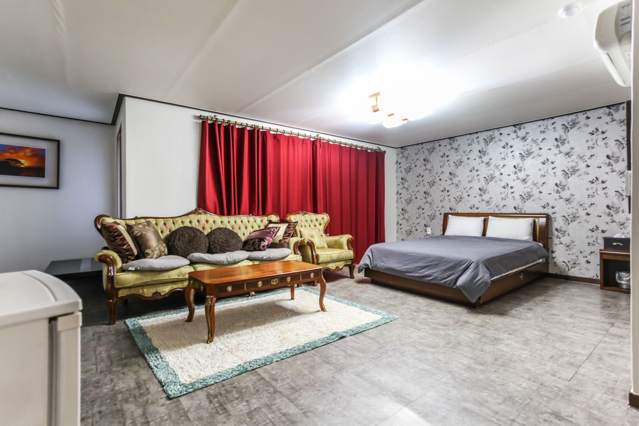 room detail thumbnail 2
