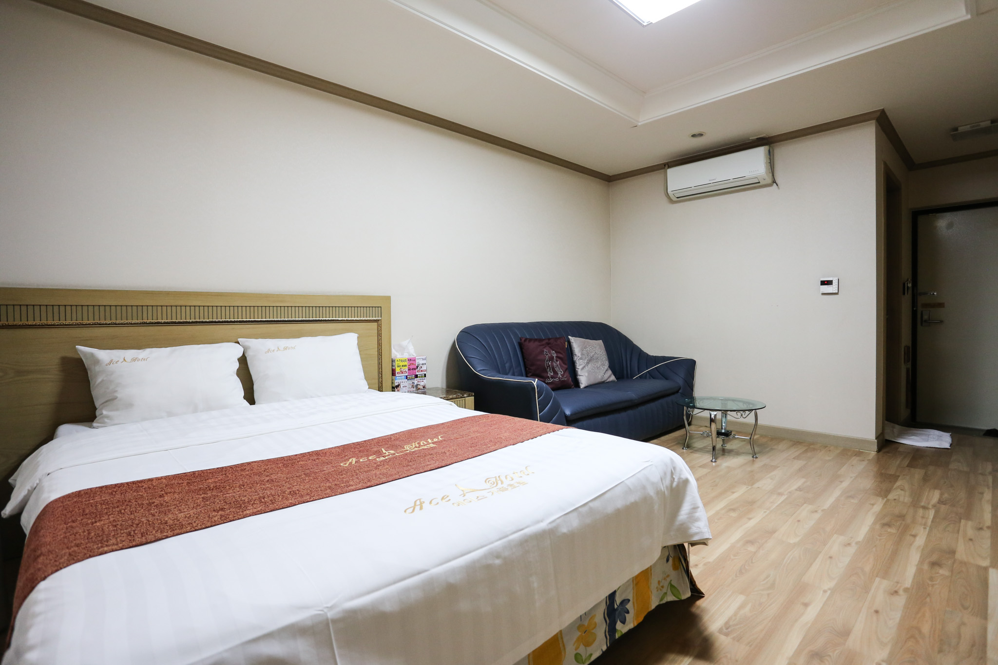 room detail thumbnail 1