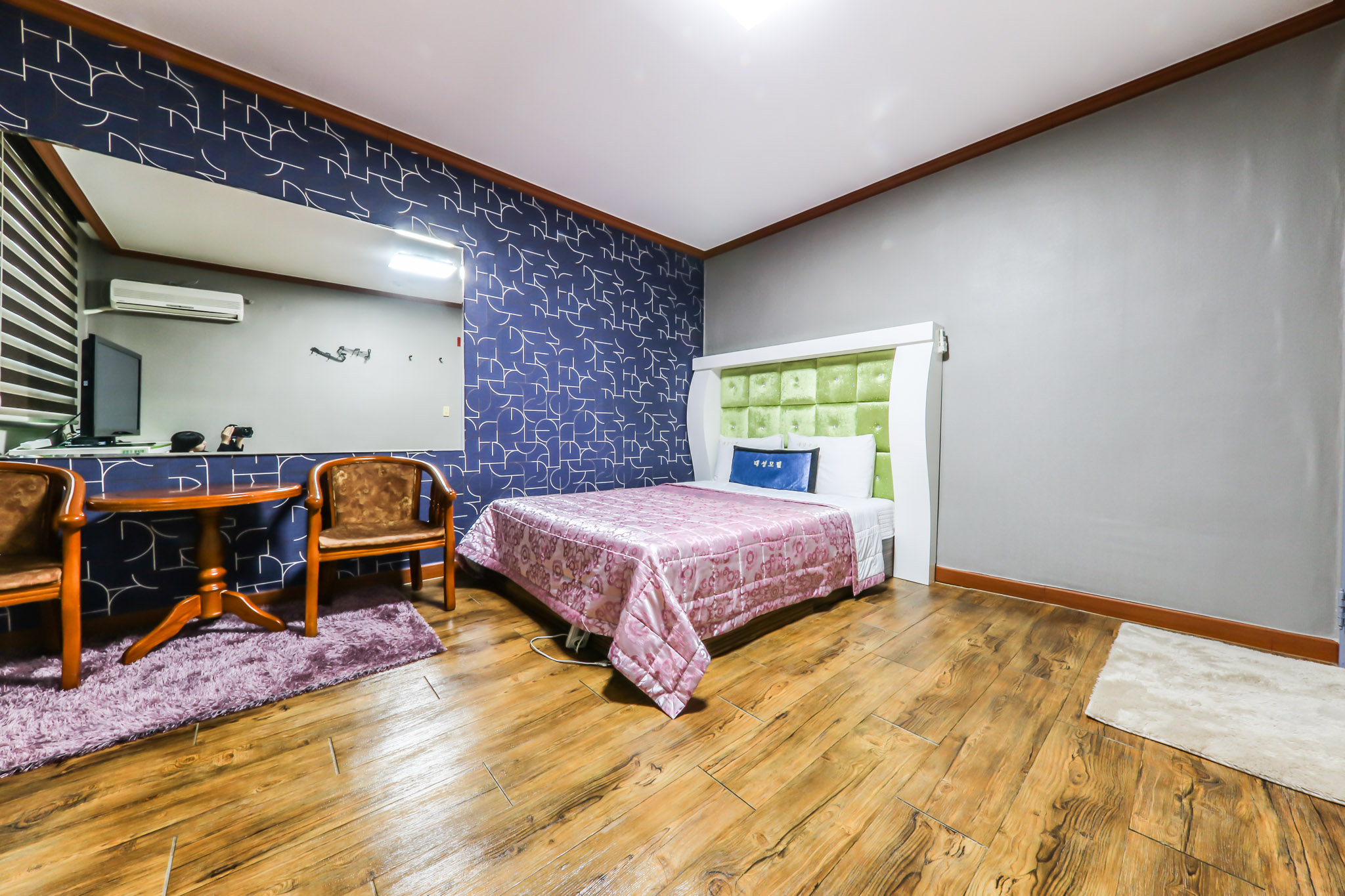 room detail thumbnail 2