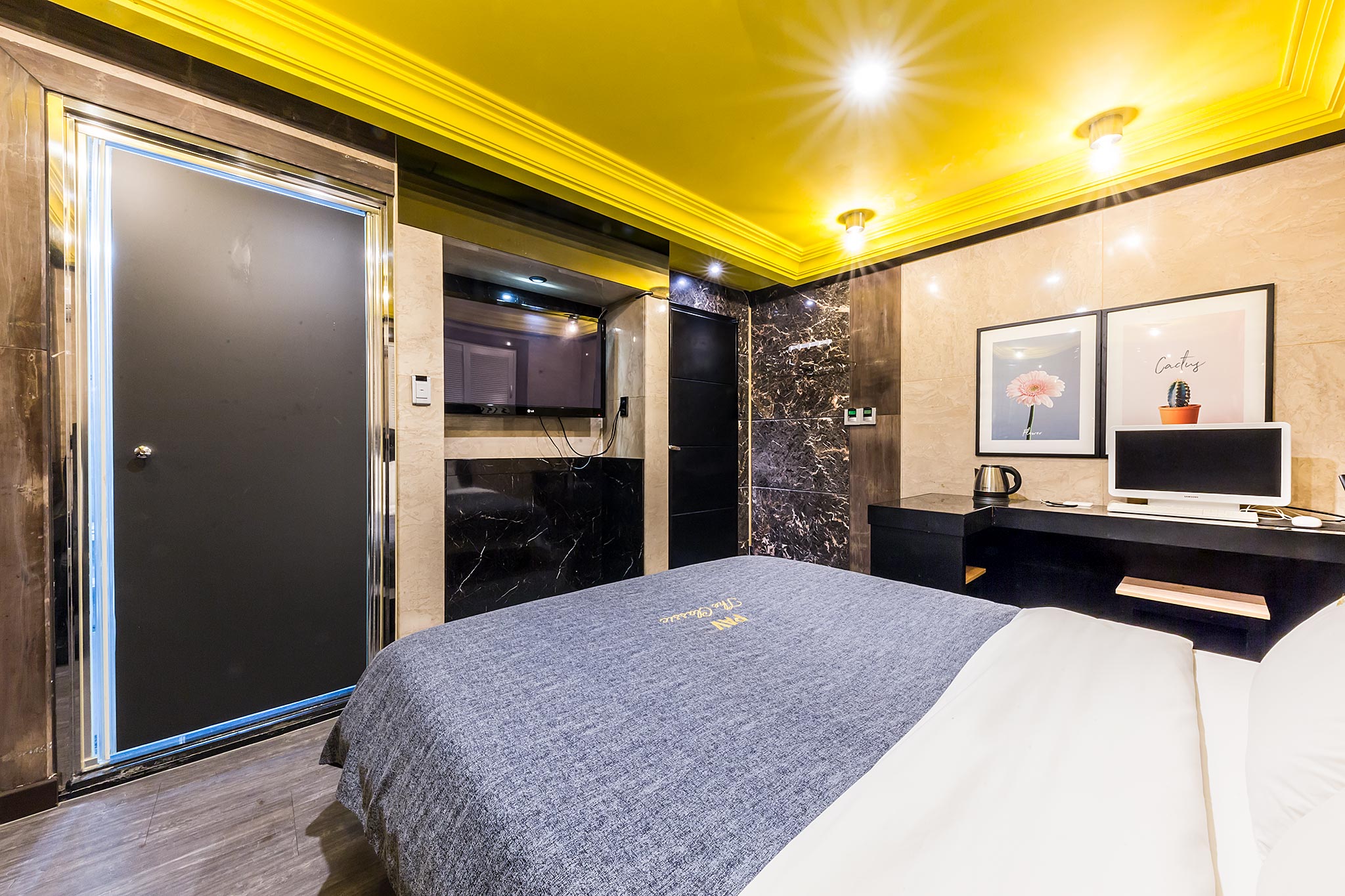 room detail thumbnail 2