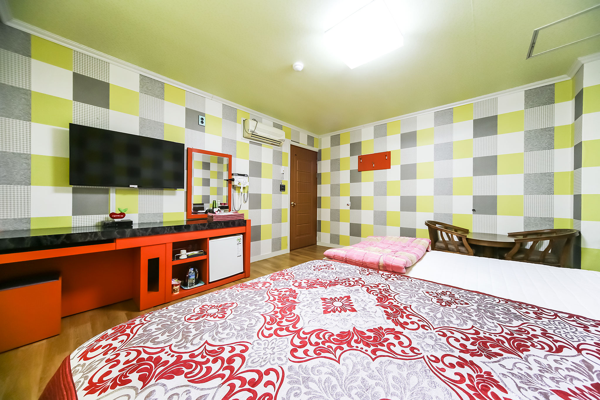 room detail thumbnail 2