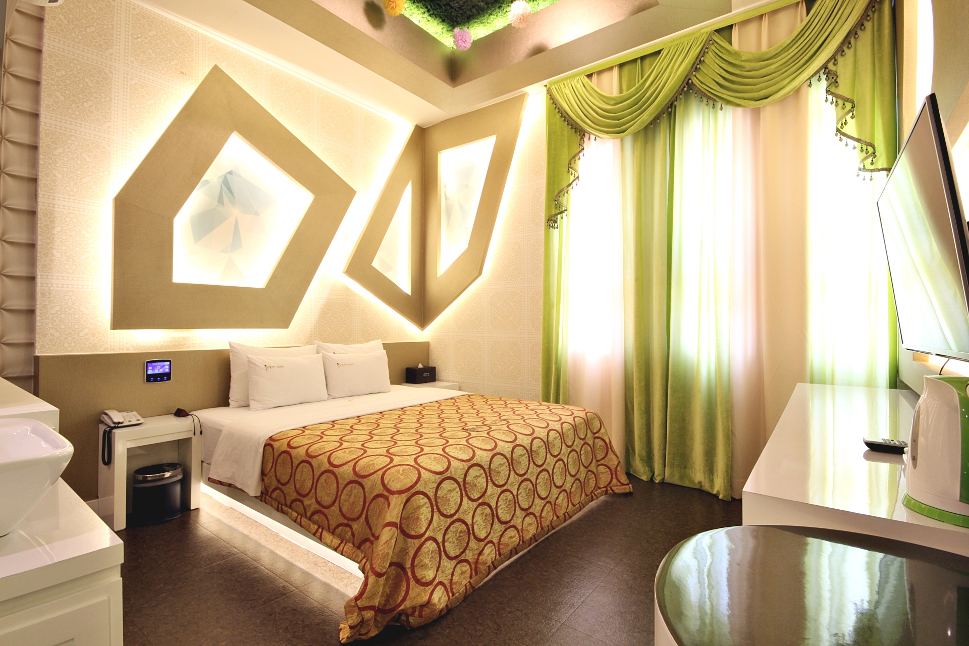 room detail thumbnail 2