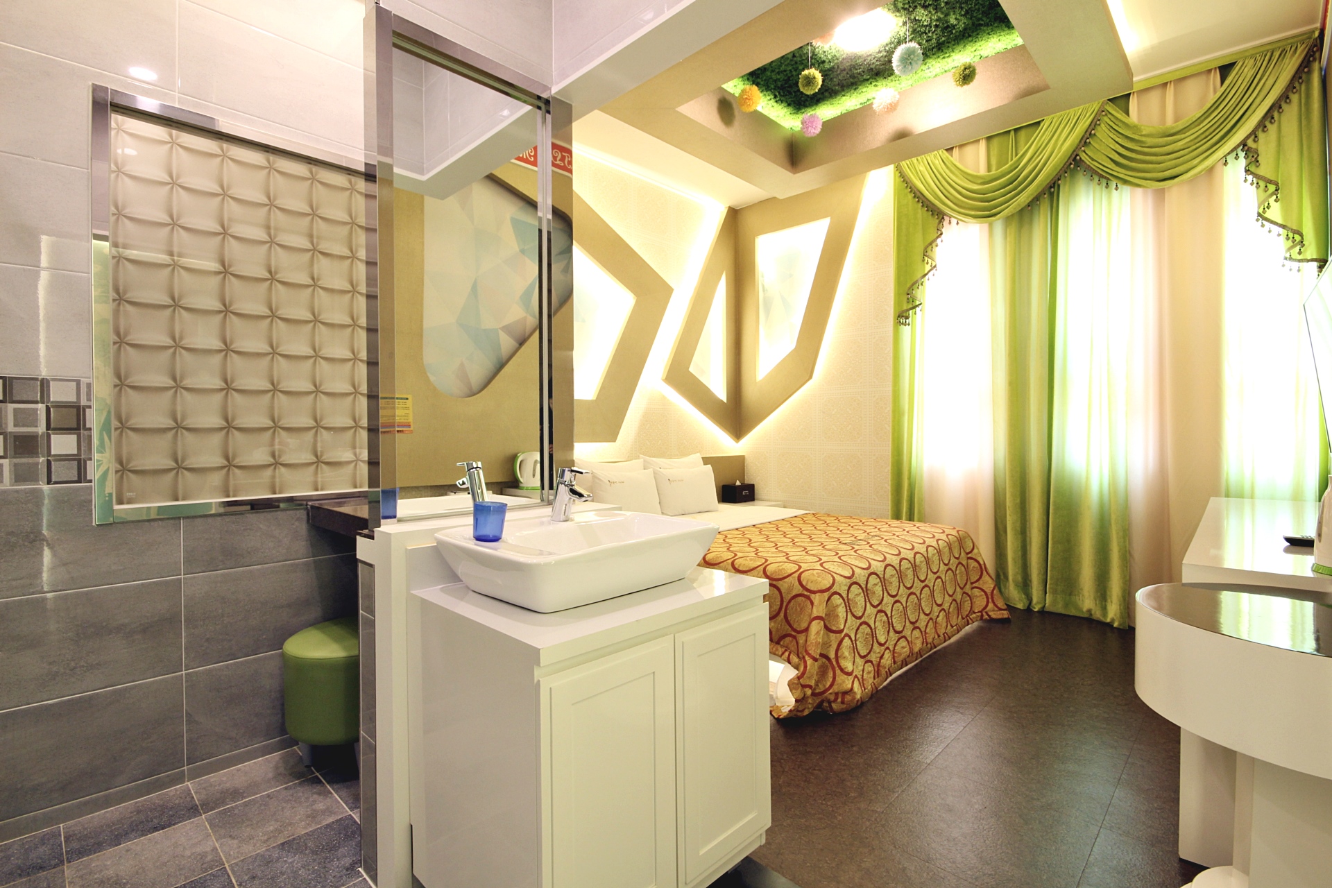 room detail thumbnail 1