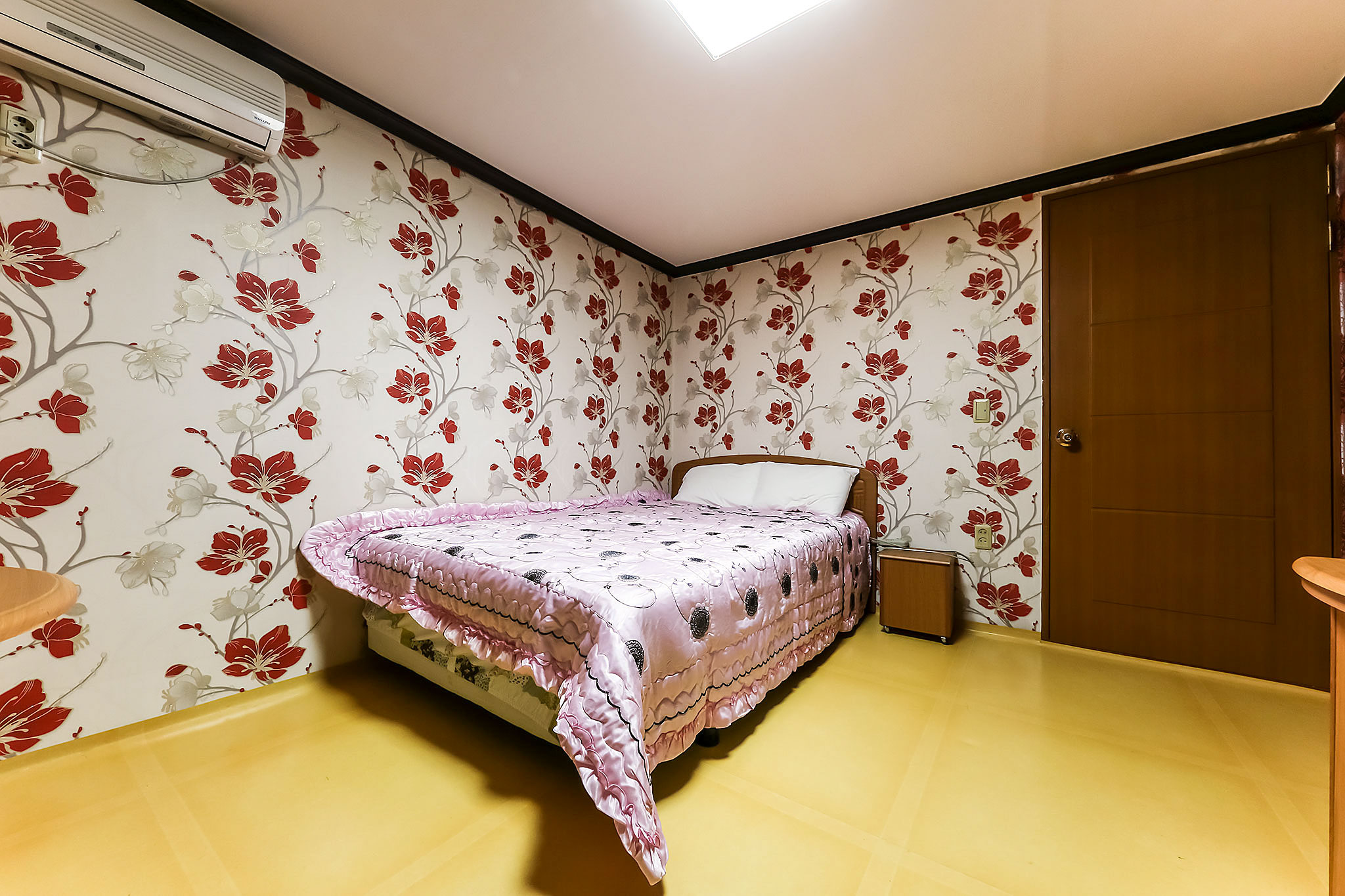 room detail thumbnail 1