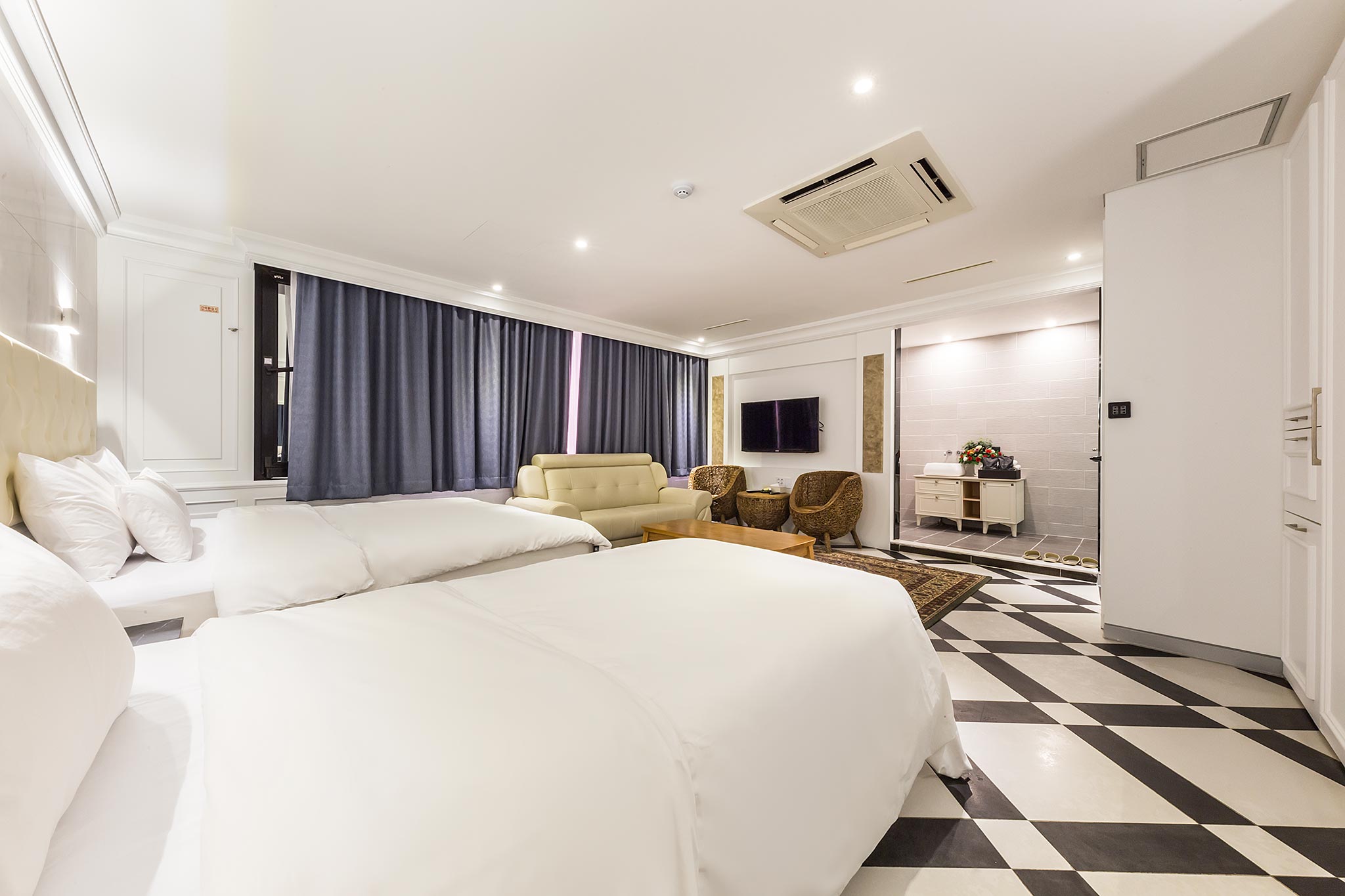 room detail thumbnail 1
